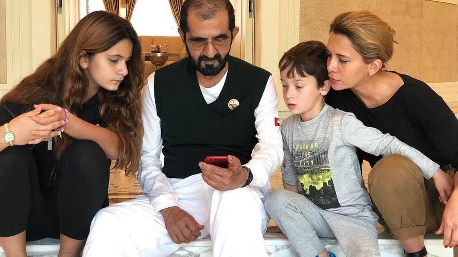 El emir con Haya y dos de sus hijos.