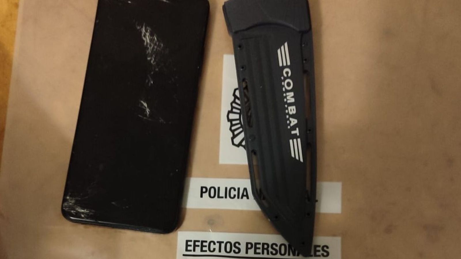 Un machete de plástico, entre las armas intervenidas