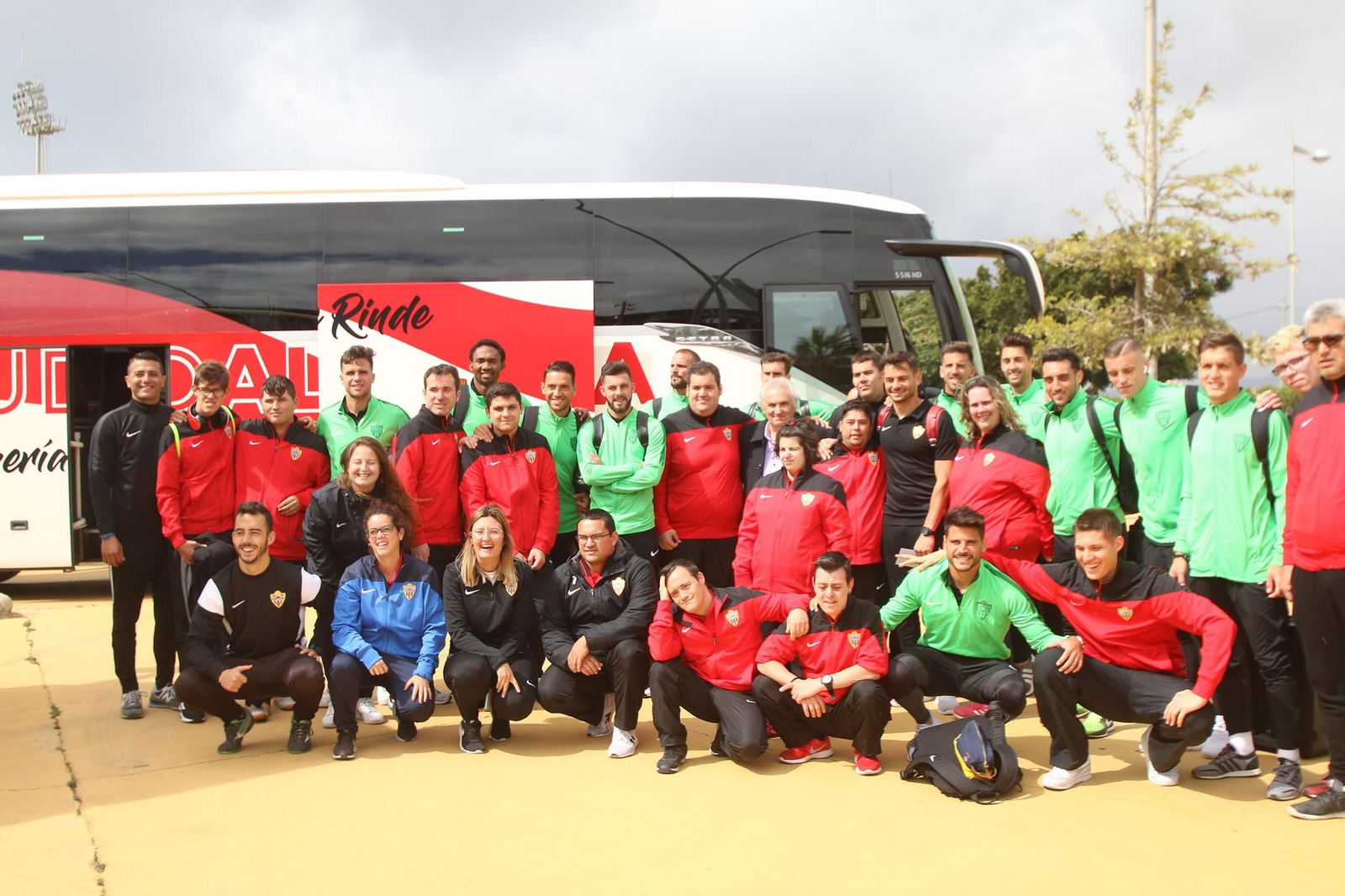 Fotogalería de la salida del Almería y el Almería Genuine hacia sus respectivos partidos.