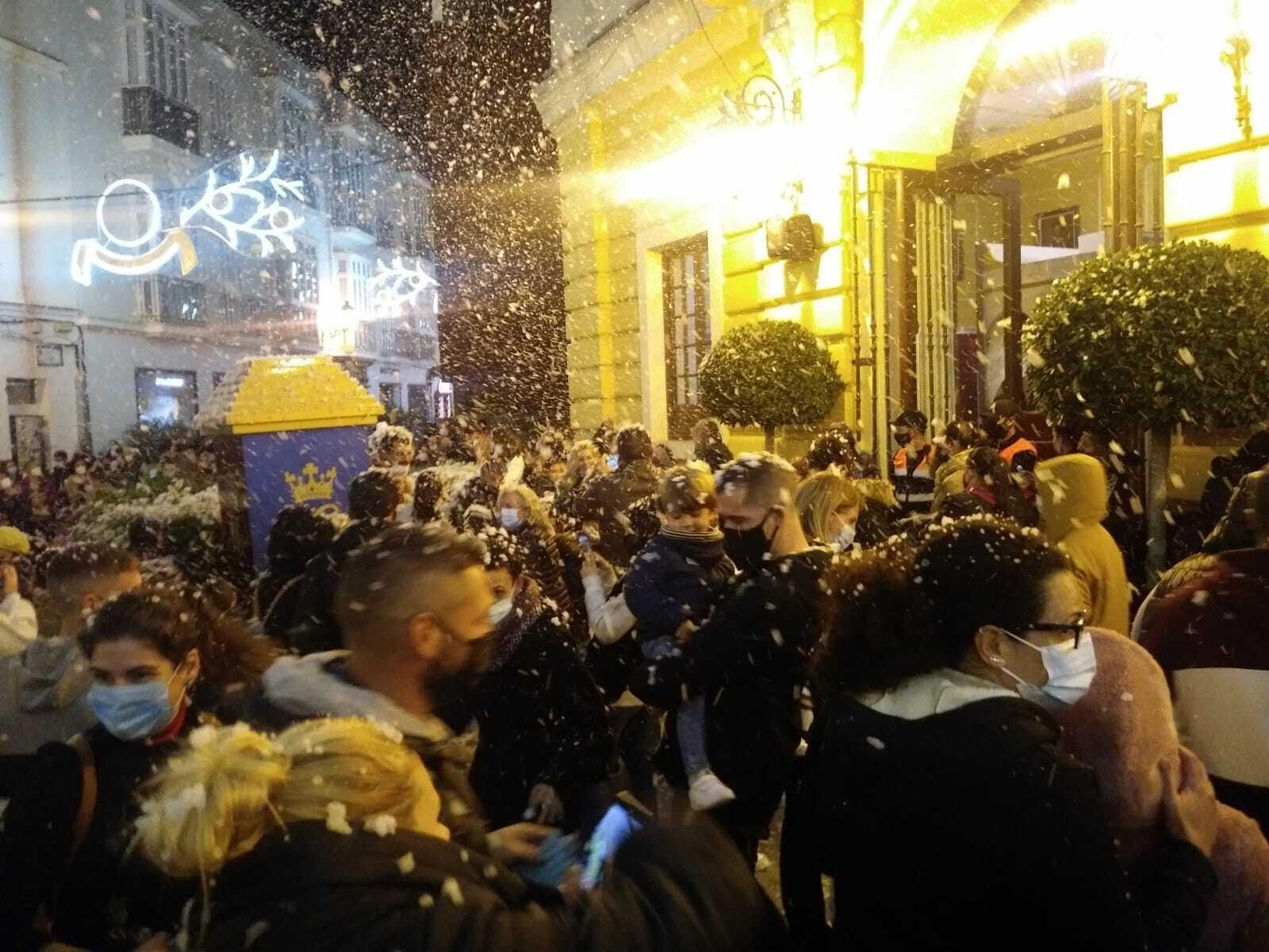 Primera nevada artificial que se ha celebrado esta tarde en la plaza del Ayuntamiento. Primera nevada artificial que se ha celebrado esta tarde en la plaza del Ayuntamiento.