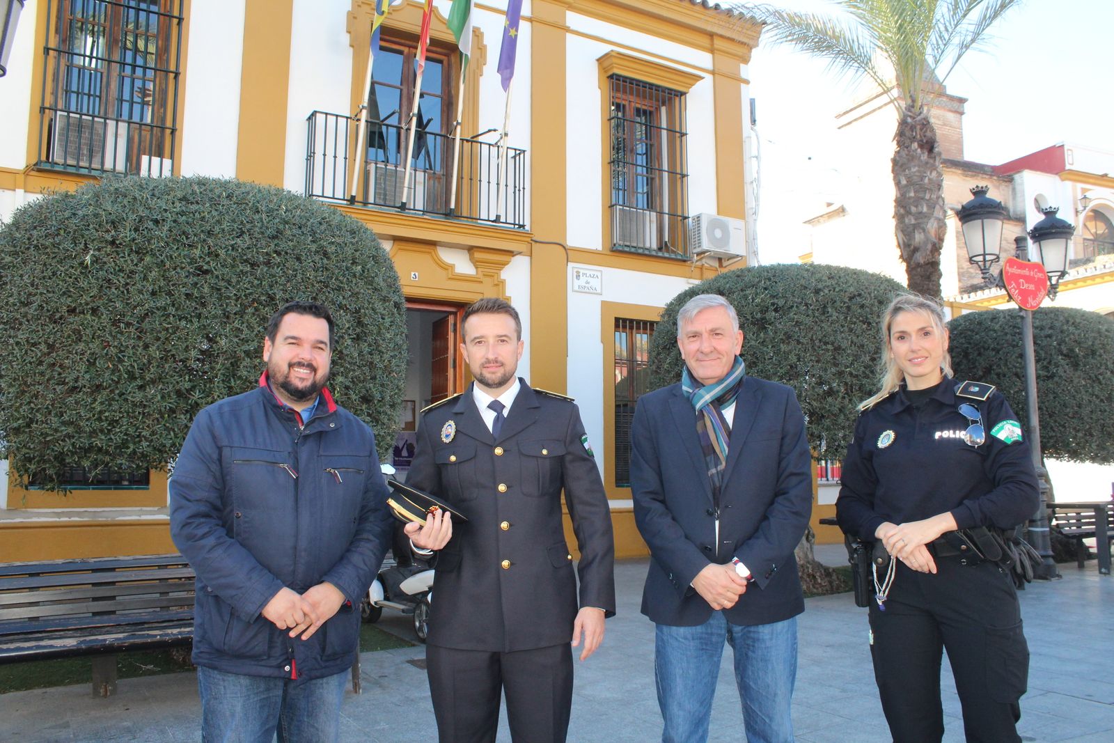 De izquierda a derecha: el alcalde, Romualdo Garrido; el nuevo oficial jefe , José Luis Ramos; el delegado de Seguridad Ciudadana, Miguel Ángel Antúnez; y la hasta ahora jefa en funciones de la Policía.