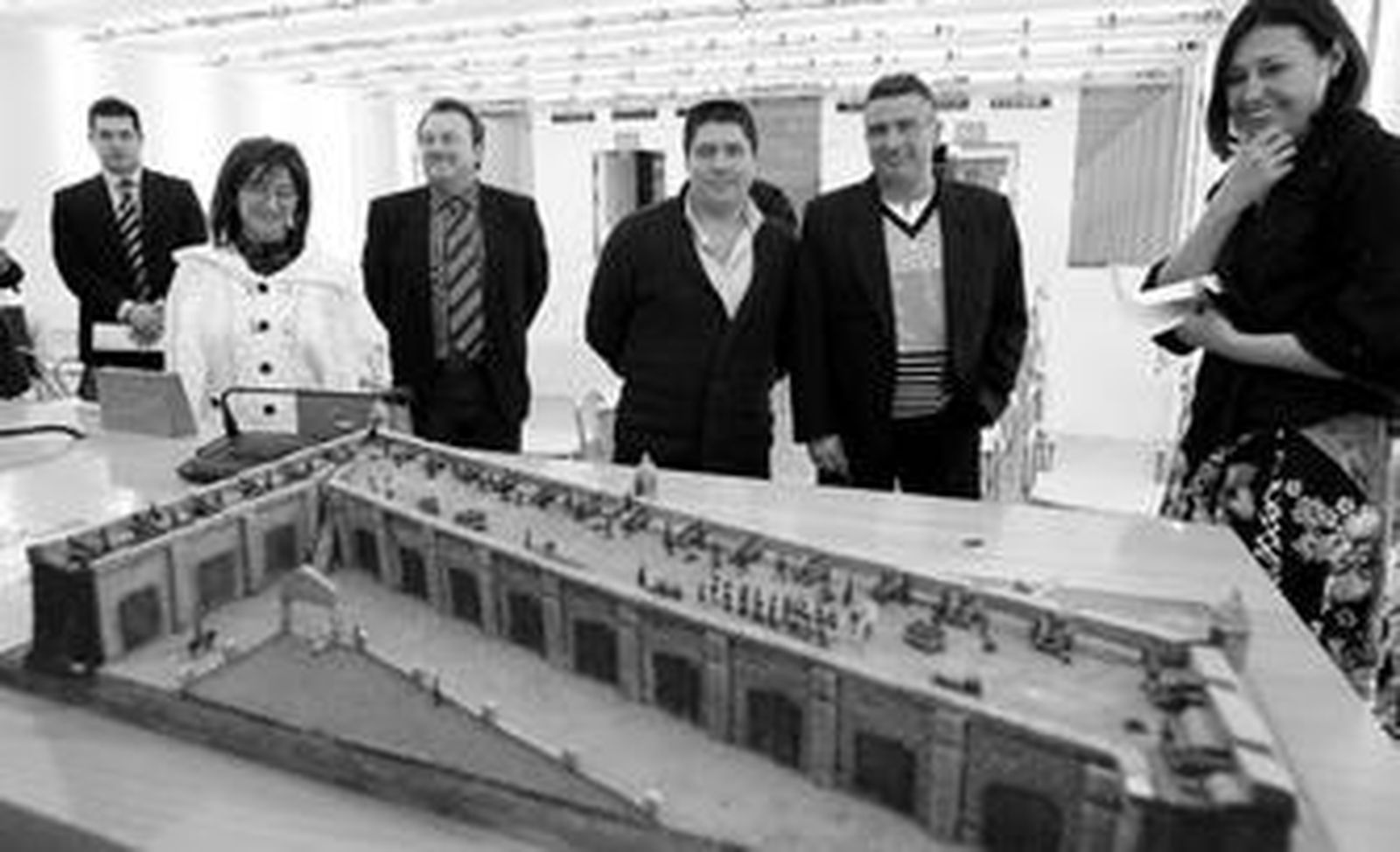 Los ganadores de las dos modalidades posan junto a María Luisa García Juárez con la maqueta del baluarte de San Felipe.