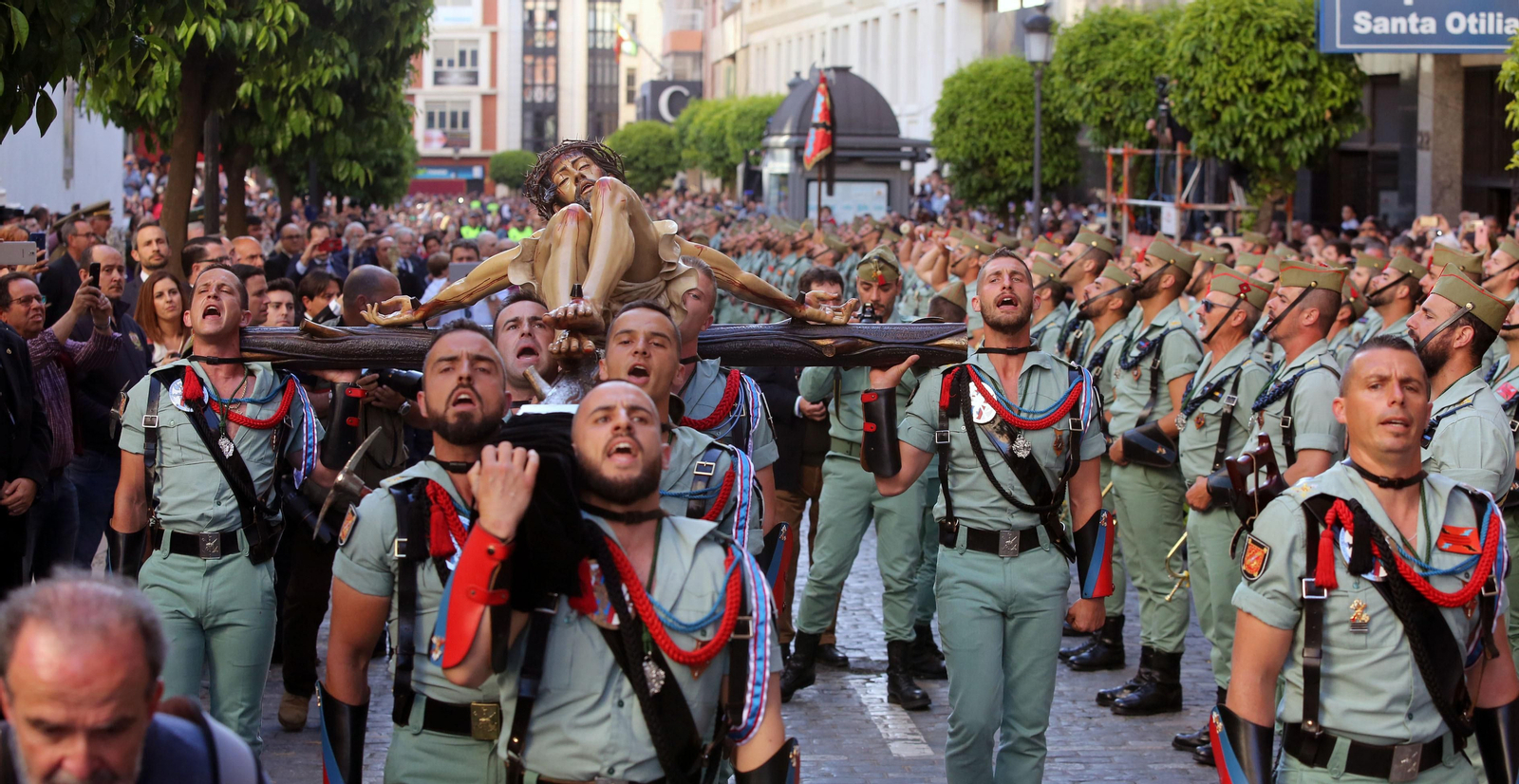Procesión del Cristo de la Vera Cruz, escoltado por la Legión en las calles de Huelva