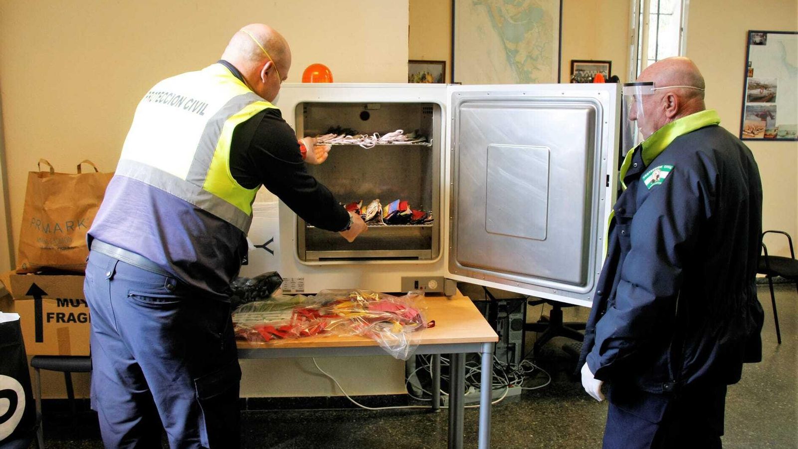 Los técnicos de Protección Civil, realizando la esterilización de mascarillas.