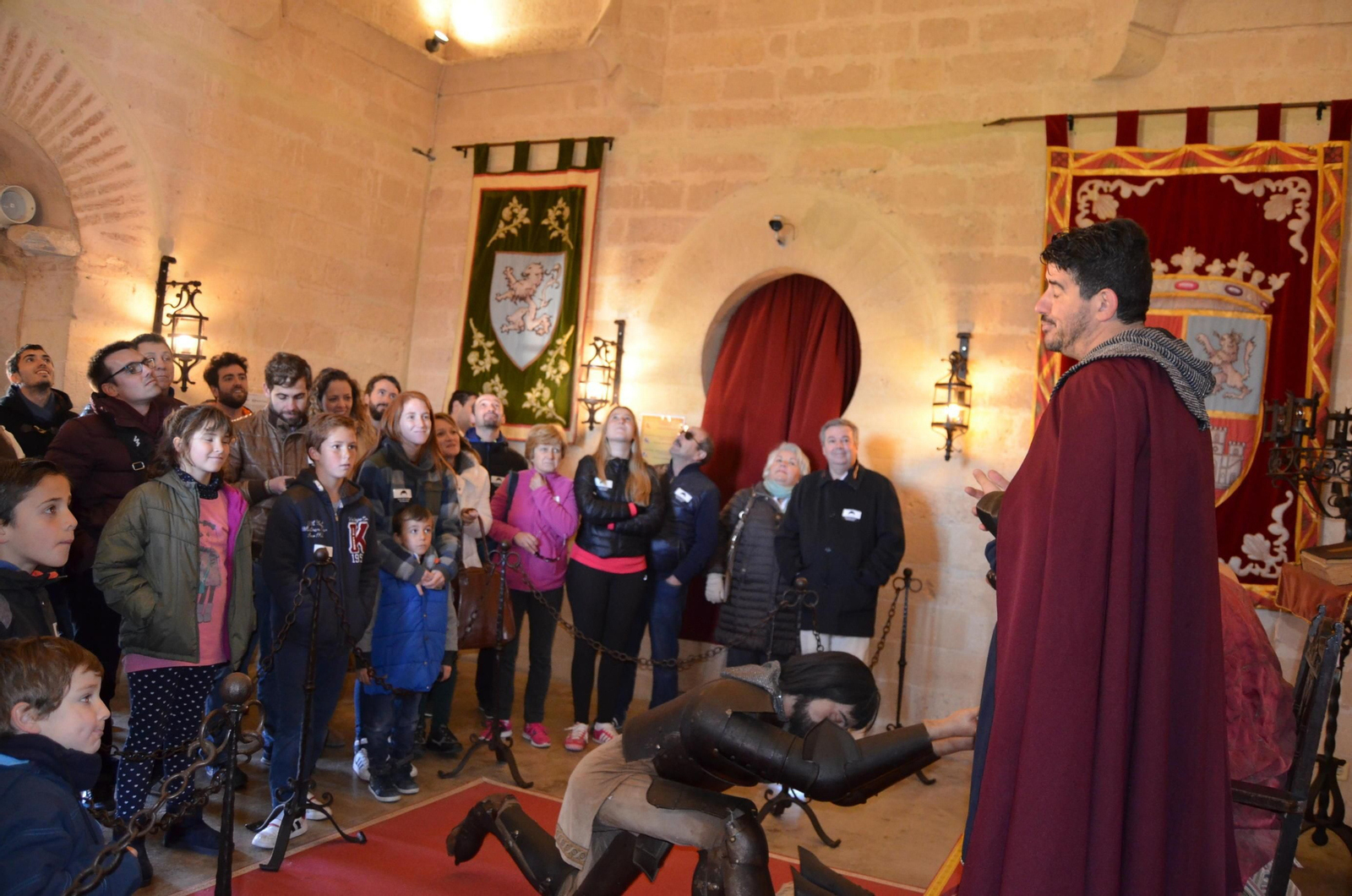 Visitantes del Castillo durante una representación del caballero del Rey Pedro I.