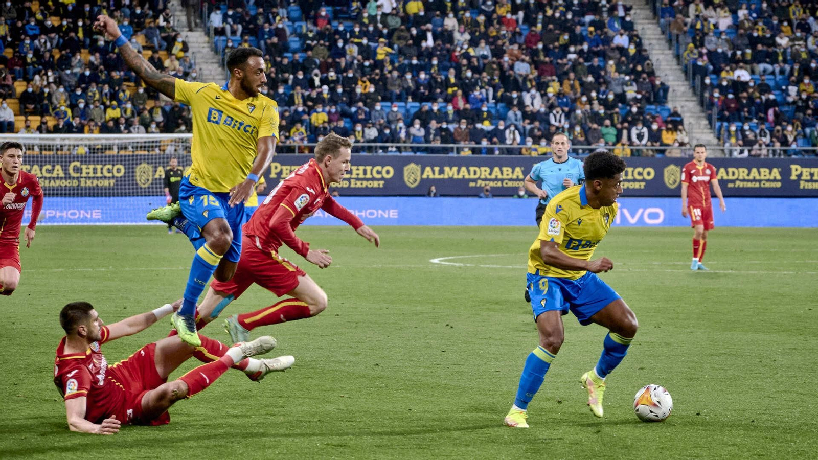 Partido de fútbol entre el Cádiz CF y el Getafe CF.