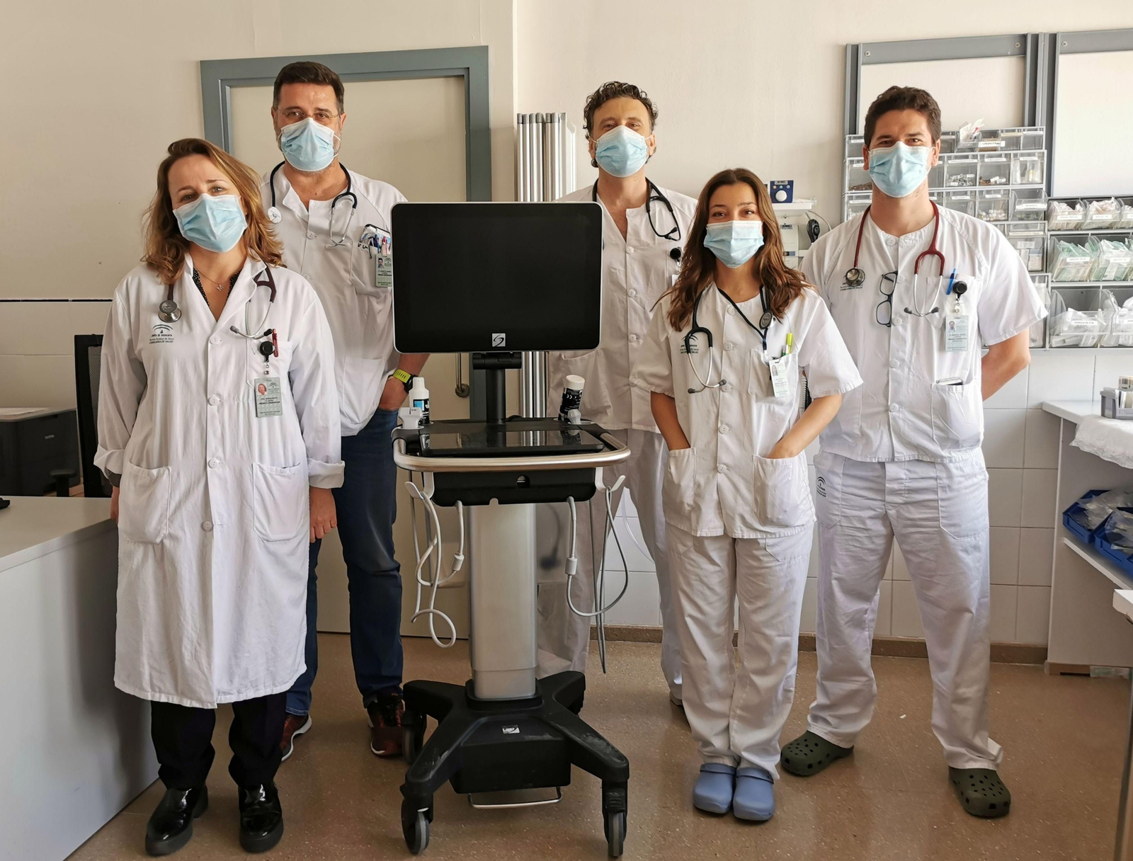 Alberto Oviedo (primero en segunda línea por la izquierda) junto al grupo de urgenciólogos del Hospital de Valme que participan como docentes.