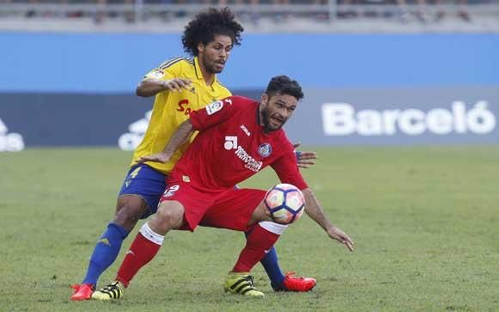 Aridane presiona a Jorge Molina en el encuentro del pasado domingo frente al Getafe. /Joaquín Pino