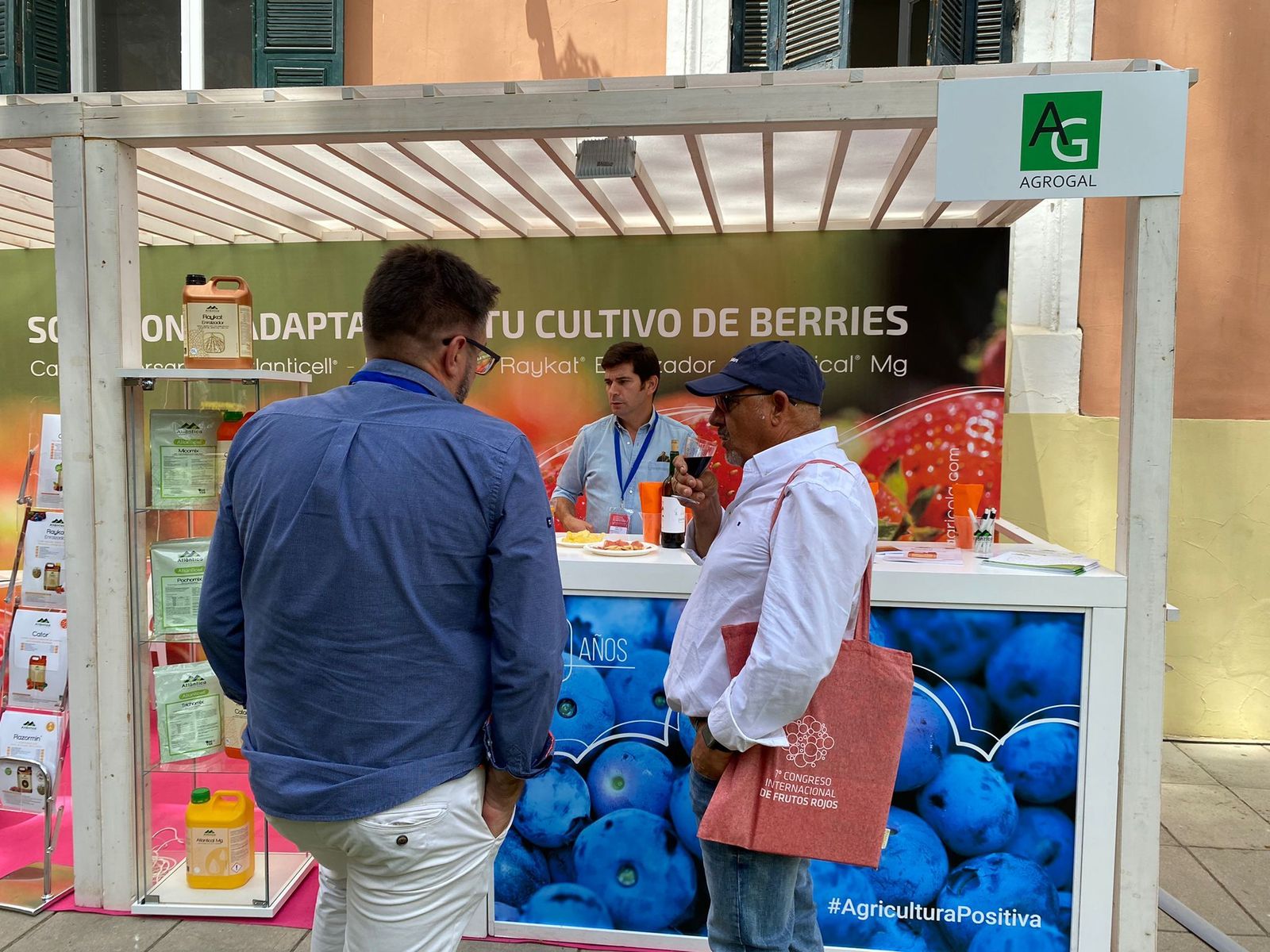 Más de medio centenar de empresas participan en el Congreso de Frutos Rojos