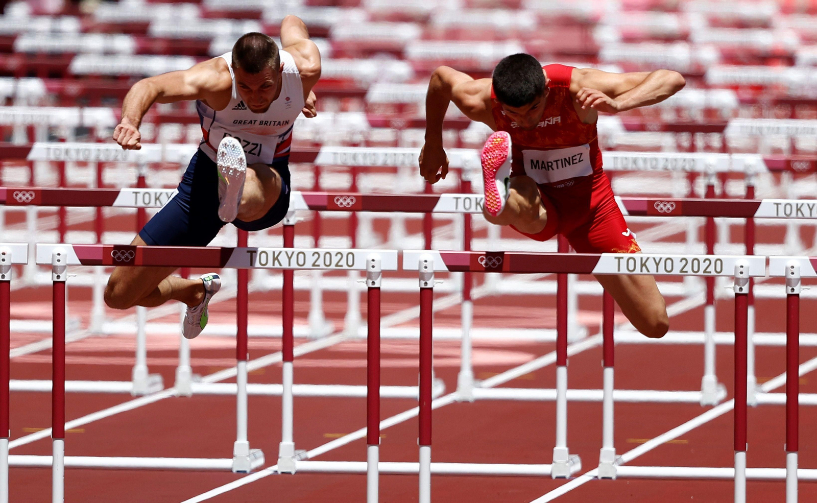 Asier Martínez, de rojo, durante la final de 110m vallas.