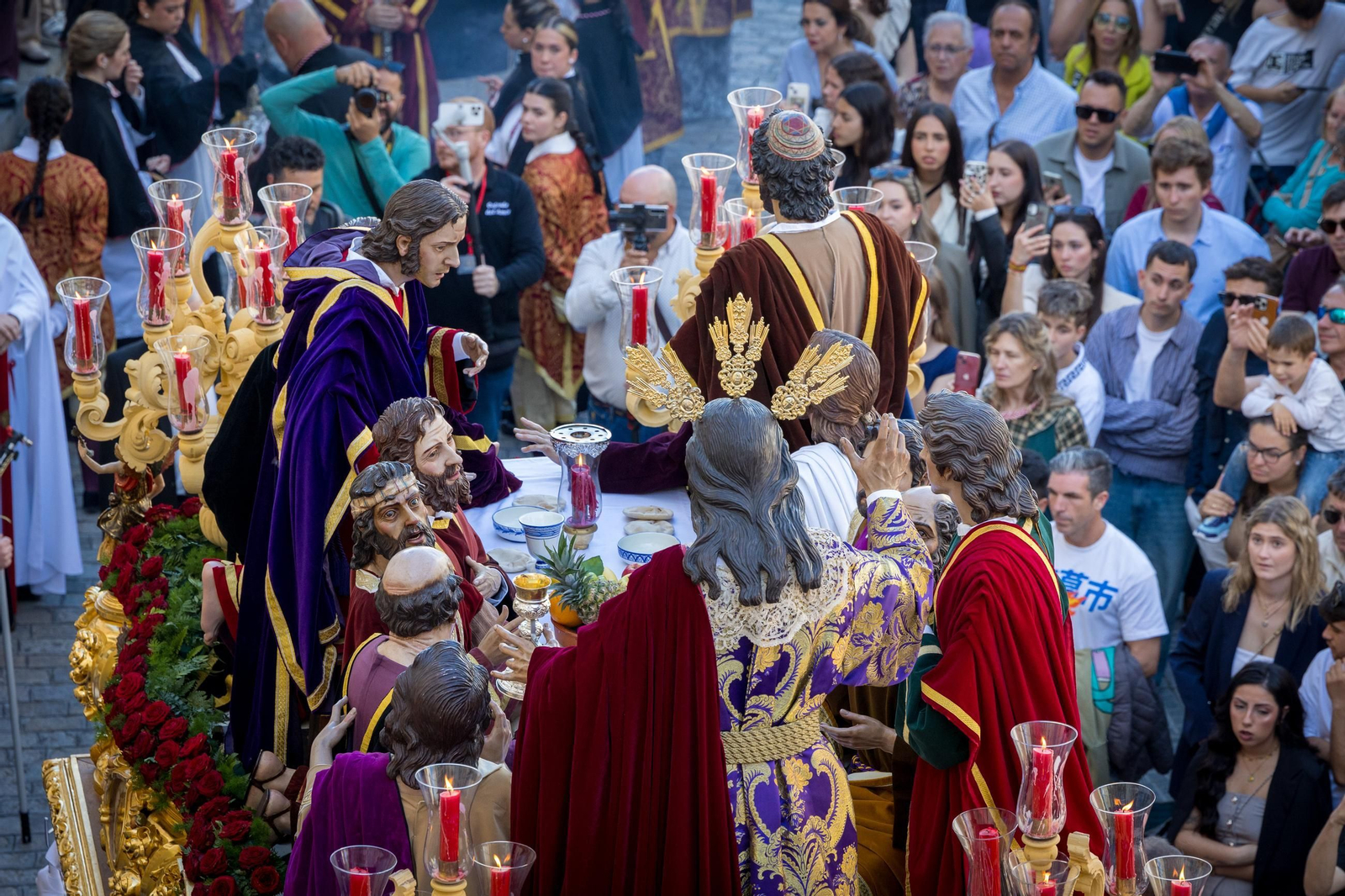Imágenes de la salida de la Sagrada Cena en la Semana Santa de Cádiz 2025
