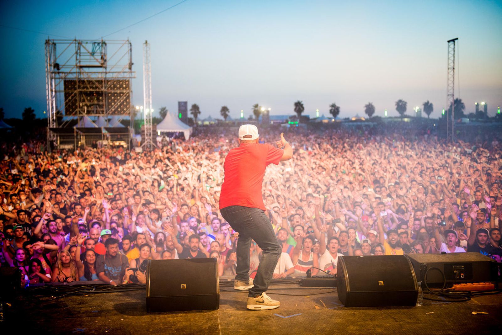 El MC valenciano Nach se dirige al público de Alrumbo en un concierto de 2015.