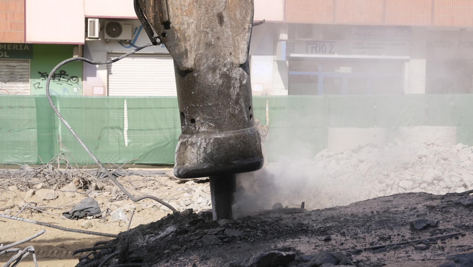 El Puente de la Avenida del Mediterráneo en su última fase de desmantelamiento, en imágenes