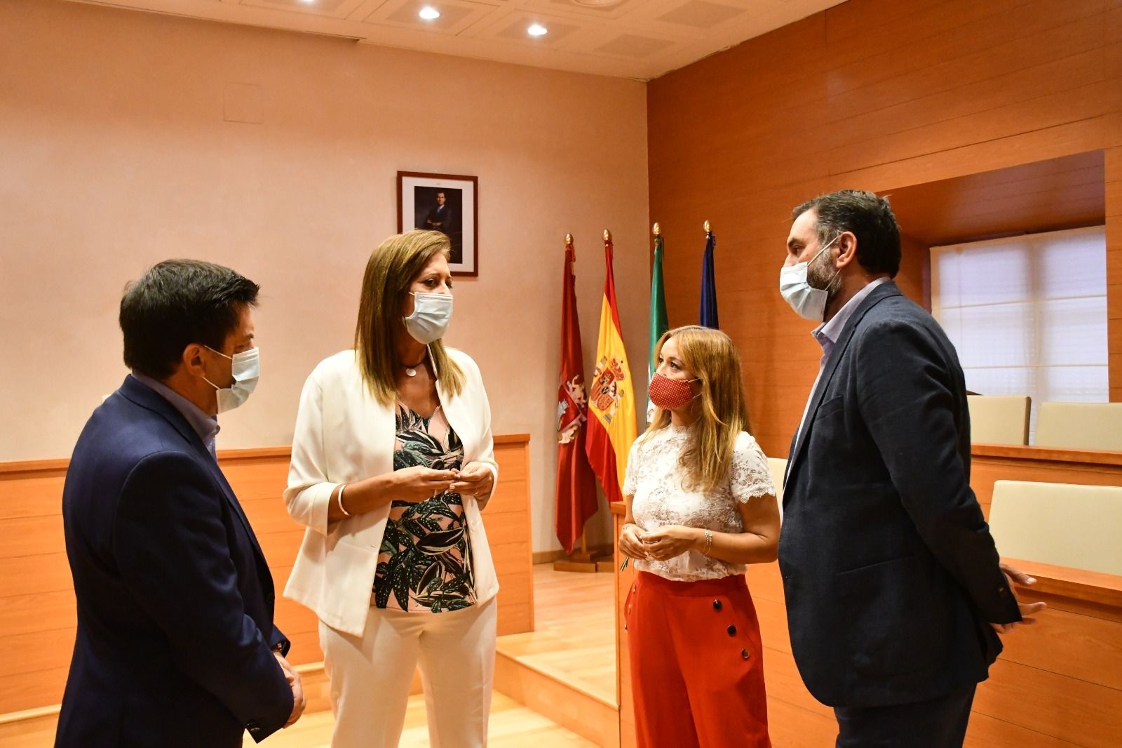 La alcaldesa de Osuna, con  Verónica Pérez, Javier Fernández y José Losada.