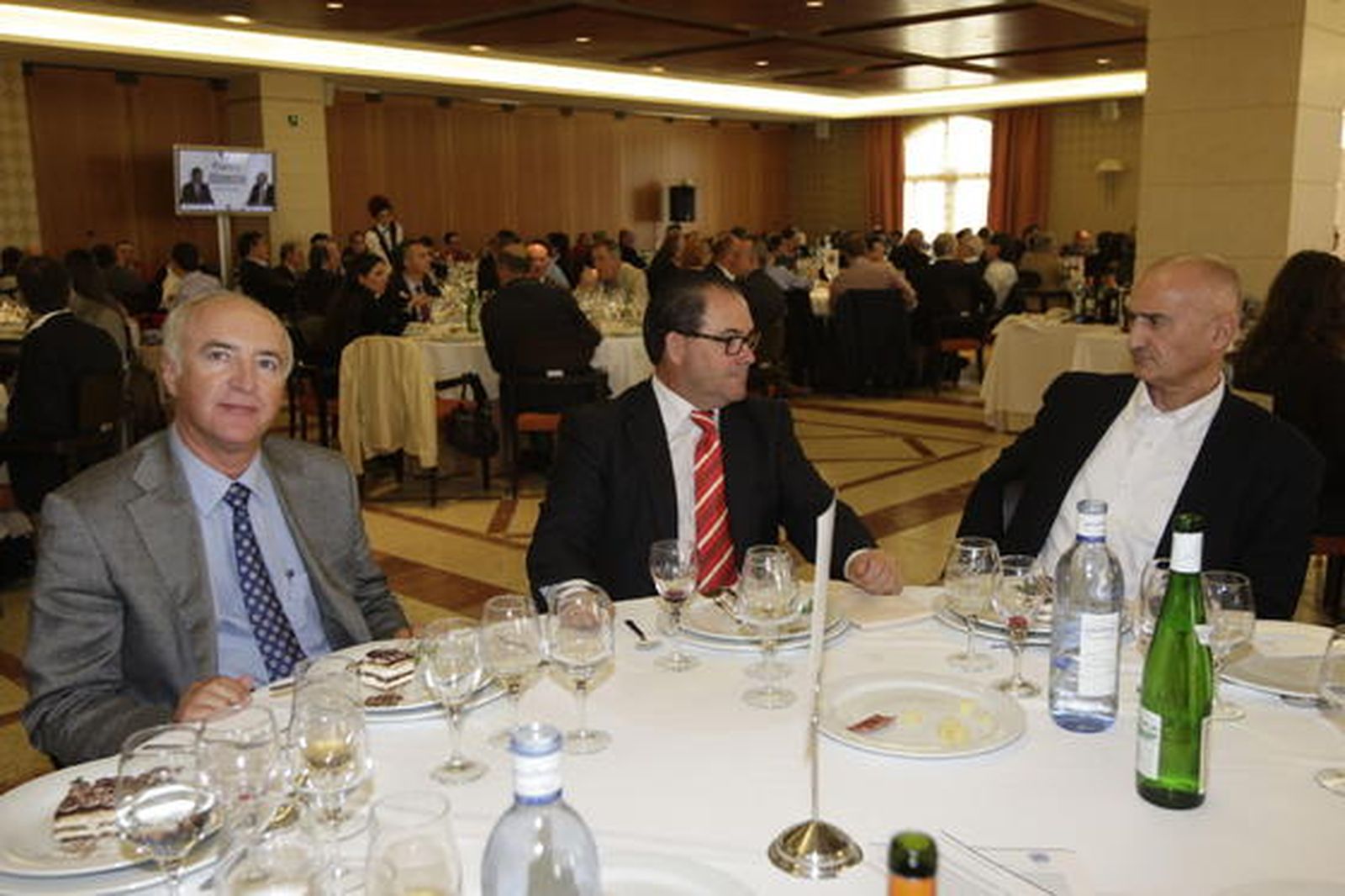 El presidente de la Unión de Consumidores de Almería, José Antonio Díaz Roda con Rafael Rodríguez y Víctor Solsola de Medialab.

Foto: Fran Leonardo