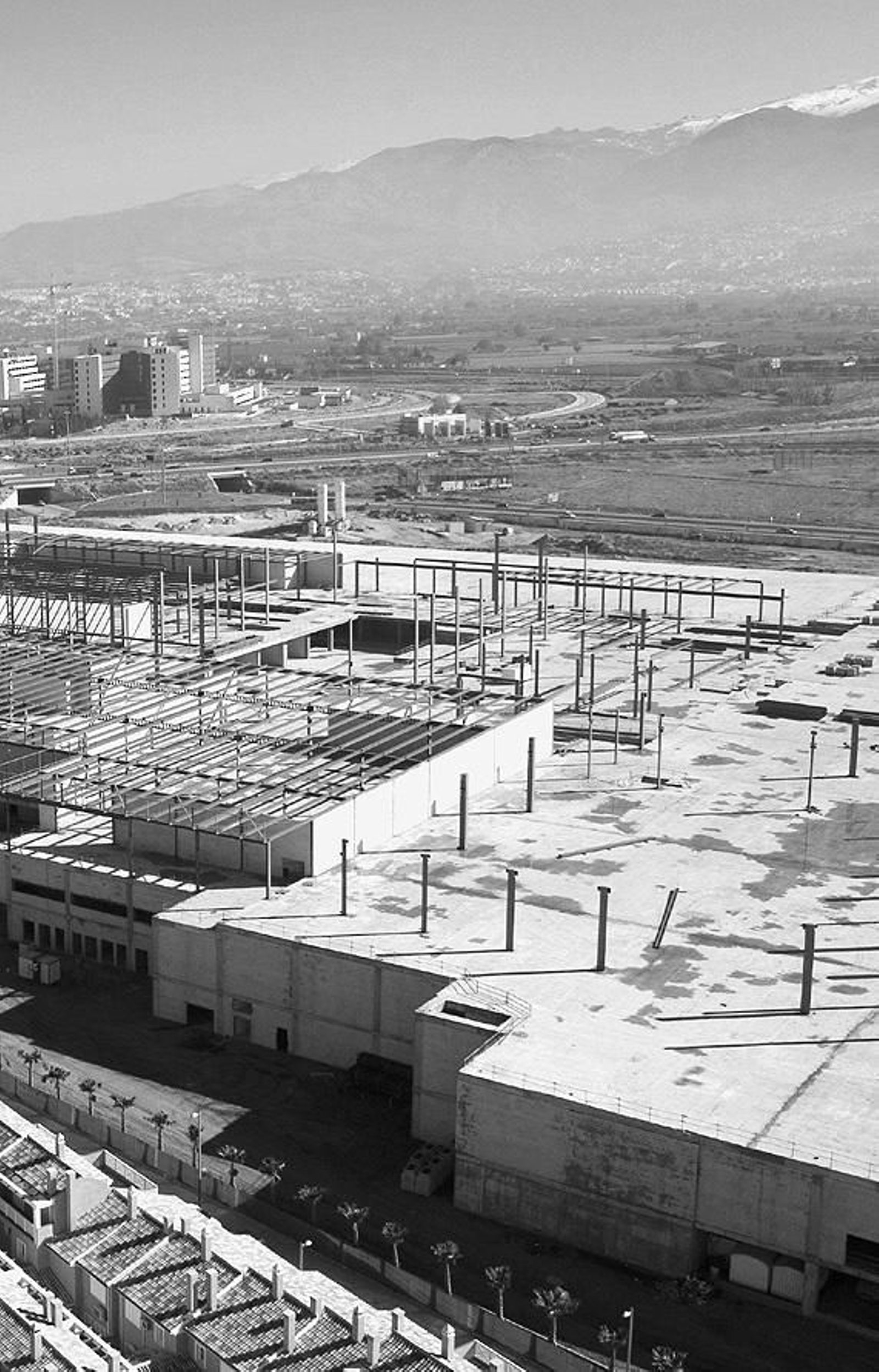 Las obras del Nevada, que recibieron la licencia en 2005, se paralizaron a finales de 2006 por orden judicial en el contencioso iniciado por la Junta. En 2007 también el juez de instrucción ordenó parar las obras.