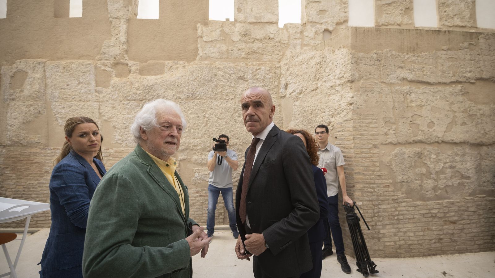 Alejandro Rojas Marcos, Antonio Muñoz y Minerva Salas ante el lienzo de muralla.