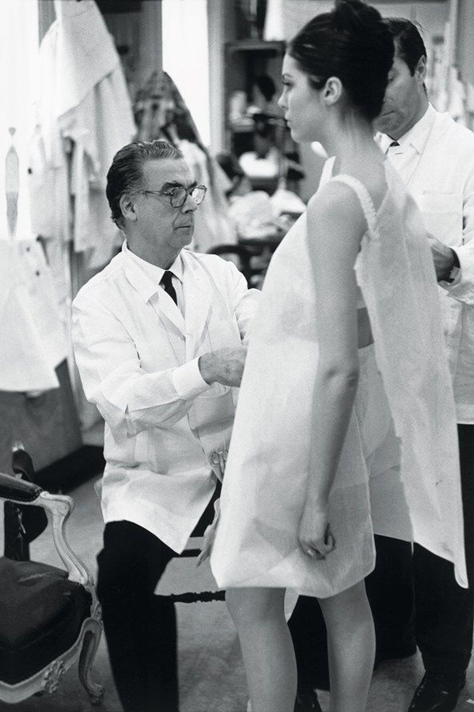 El Balenciaga real, trabajando en su taller.
