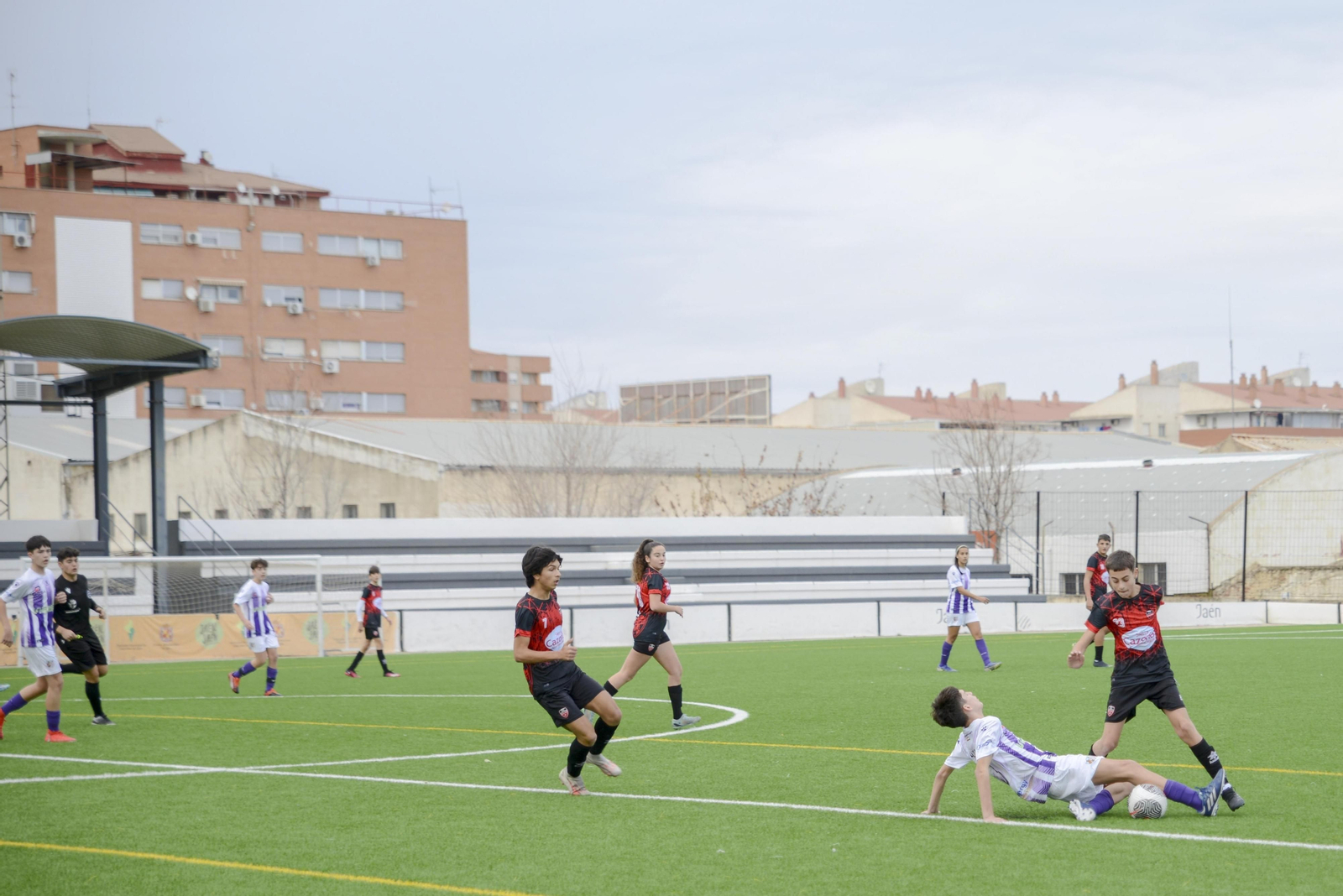 Más de 600 niños jiennenses juegan al fútbol para donar alimentos y juguetes en Navidad