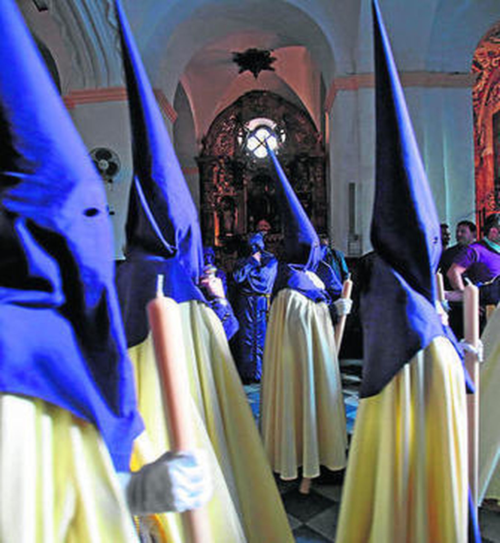 Hermanos de Humildad, con sus hábitos listos para salir a la calle.
