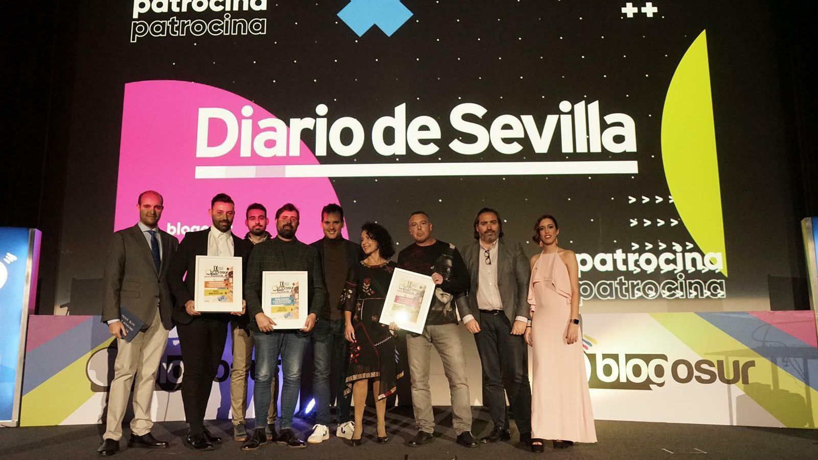 Foto de los premiados en la categoría de actualidad y deportes junto con Alberto Grimaldi, en representación de Diario de Seviola, y los presentadores .