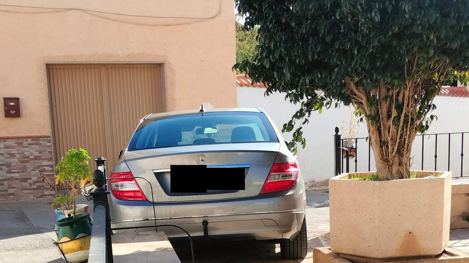 Otro de los vehículos estacionados en mitad de la vía pública.