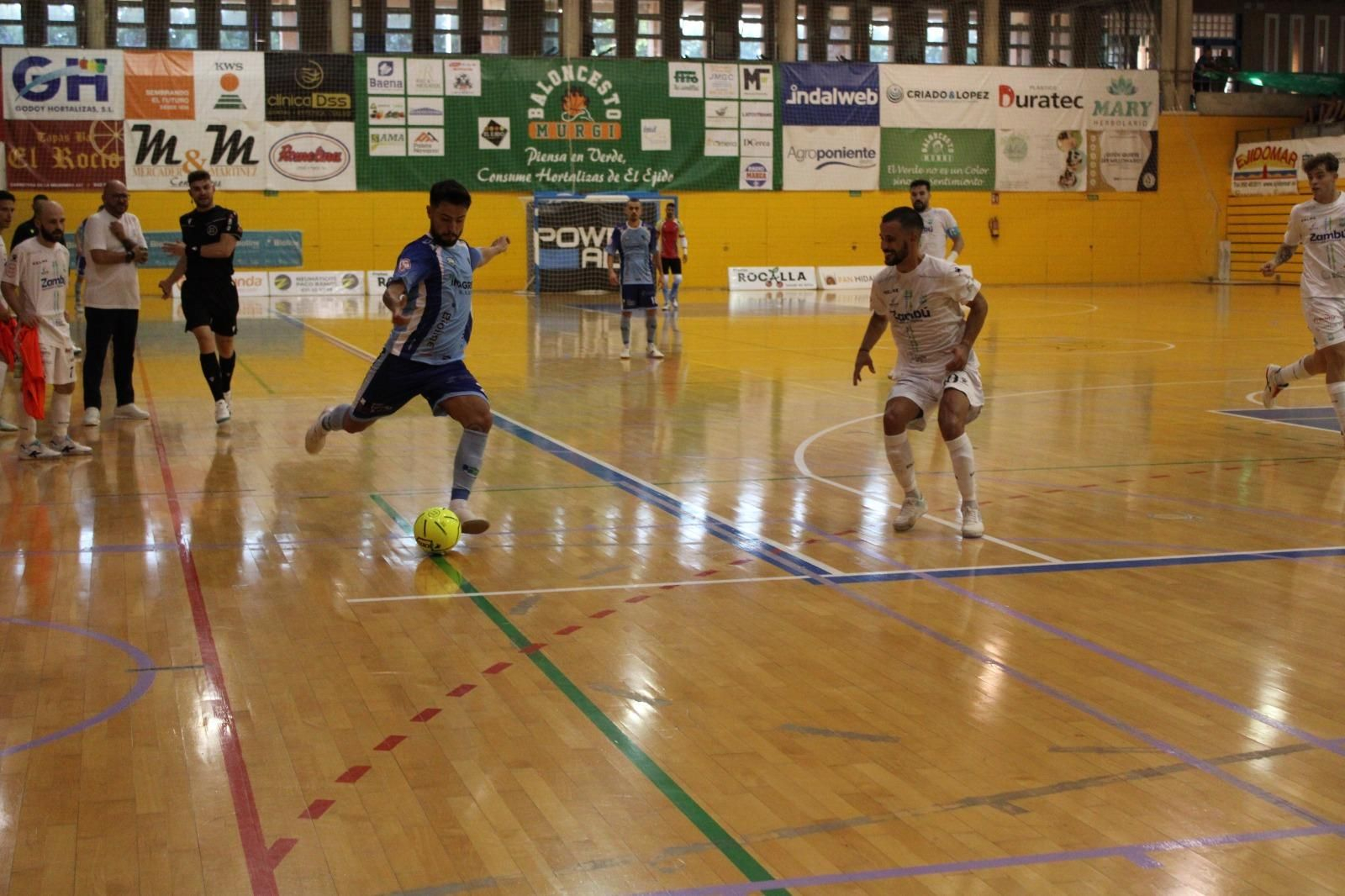 El celeste Beto prepara la pierna para el disparo en una acción del encuentro de Liga frente a Zambú Pinatar.