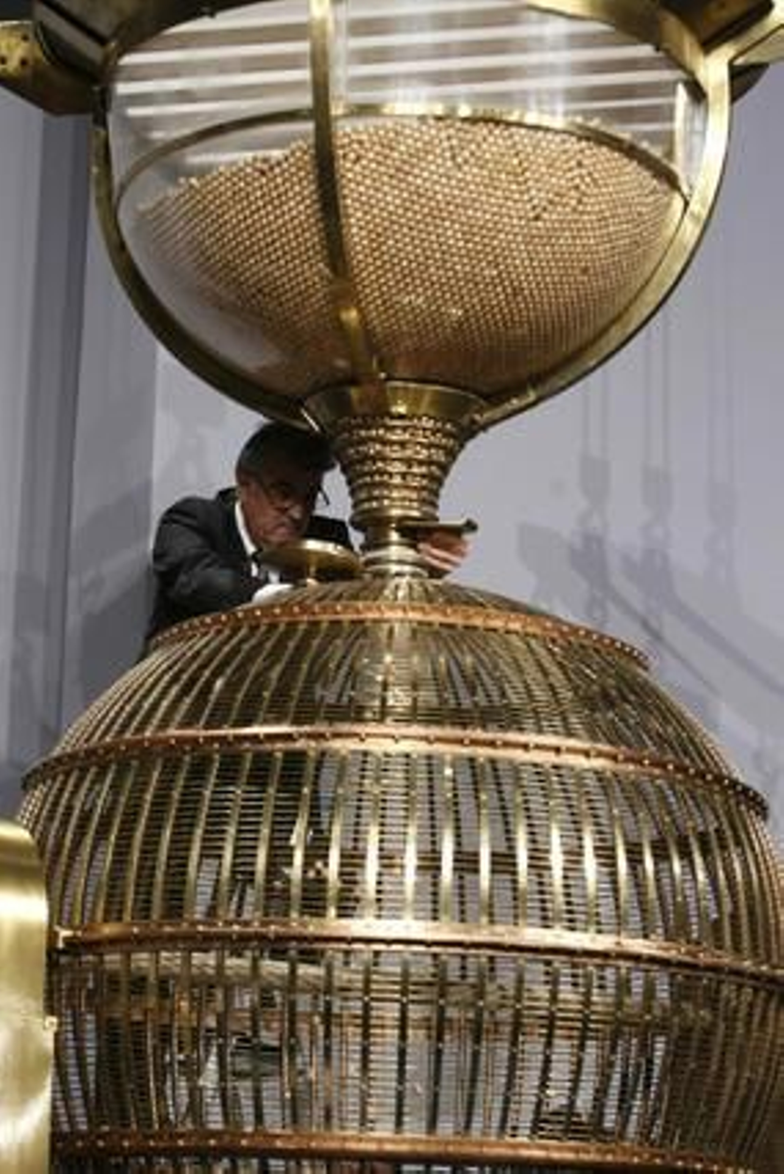 El Gordo ha recaído en el número 58.268, vendido íntegramente en un pubelo de Huesca.

Foto: EFE