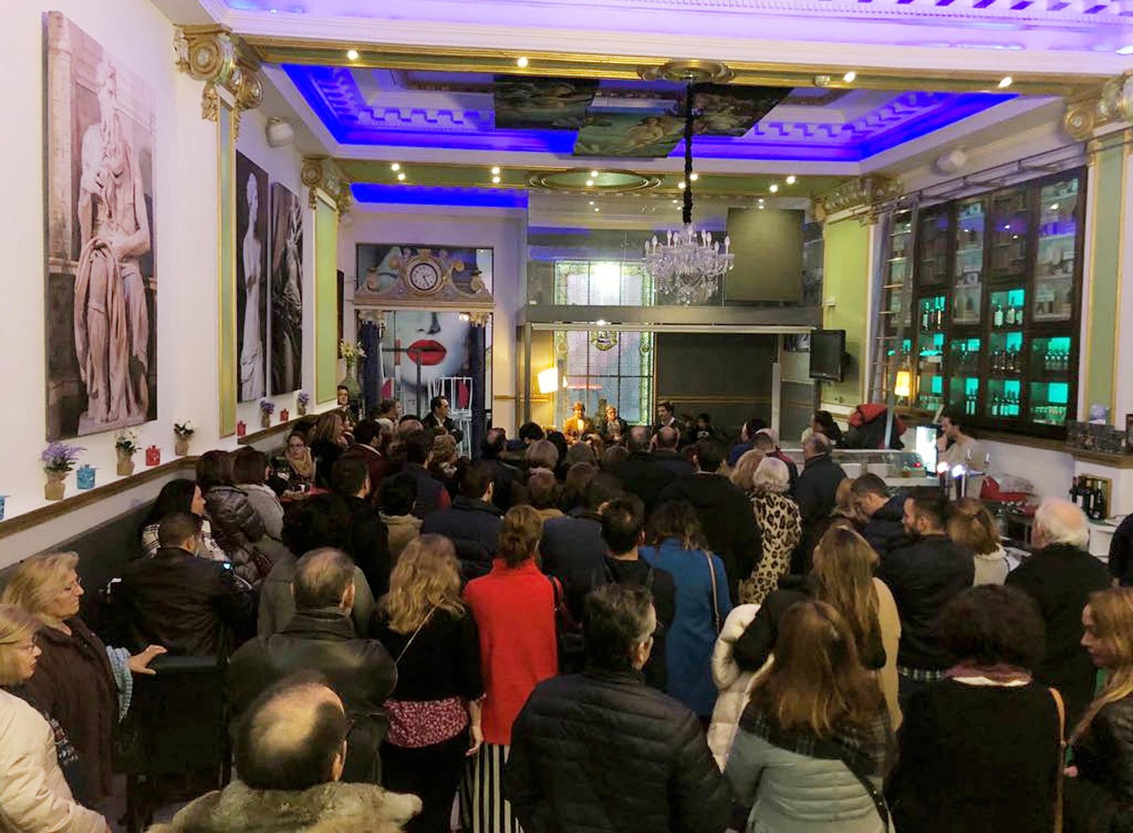 El Comercial se convirtió en una sede improvisada para dar voz a las demandas de los cerca de doscientos militantes y simpatizantes del PP.