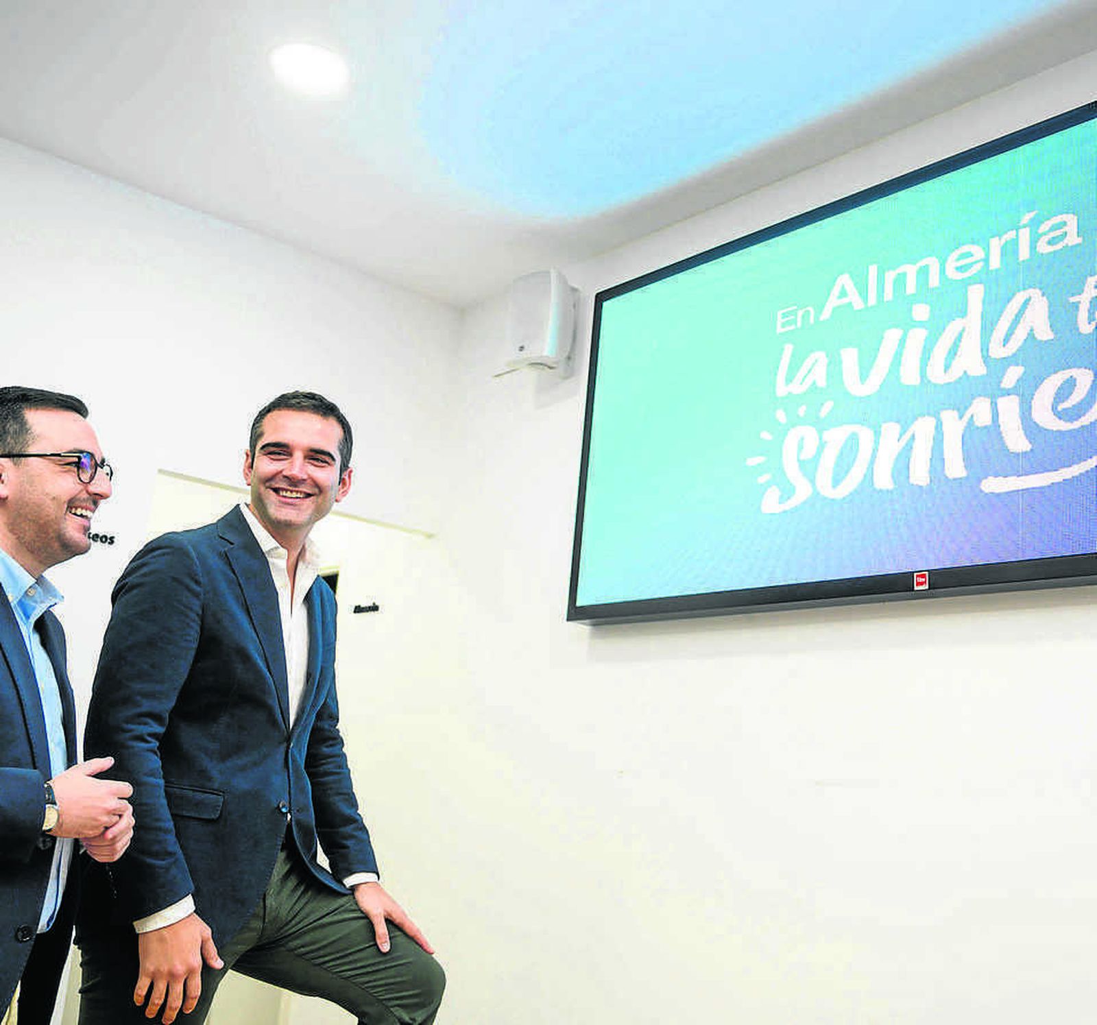 El alcalde de Almería, a la derecha, con el nuevo eslogan de la ciudad.