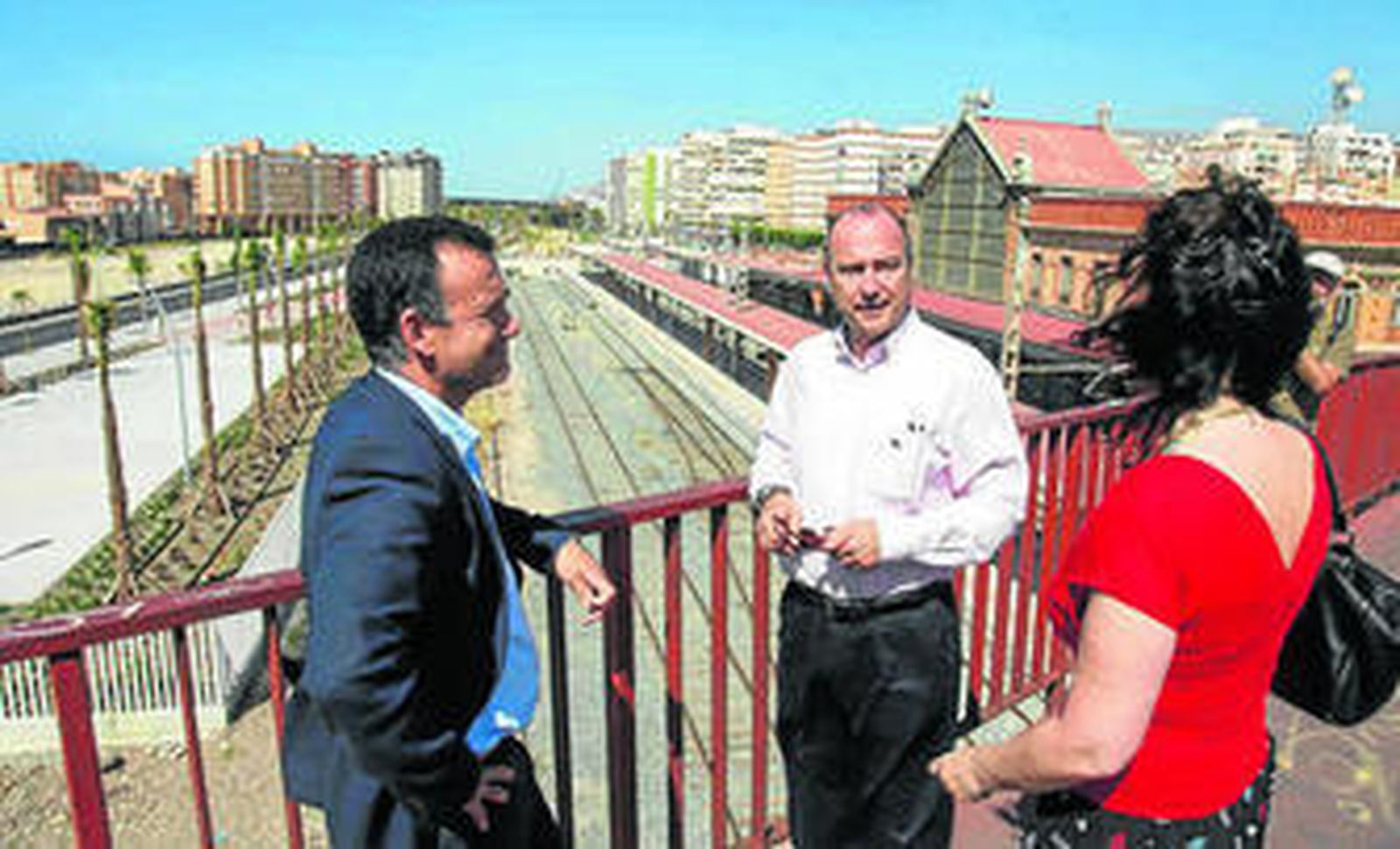 Luis Rogelio Rodríguez Comendador, candidato por el PP a la alcaldía, sobre el puente de la estación.