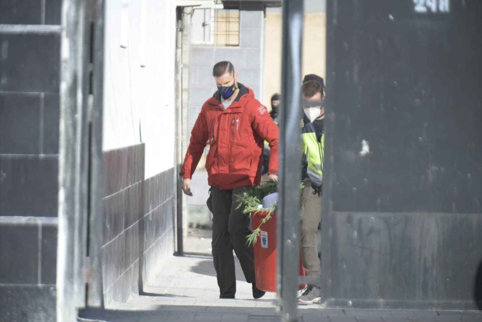 Las imágenes de la operación policial contra la marihuana en el Hotel Luz de la zona Norte de Granada