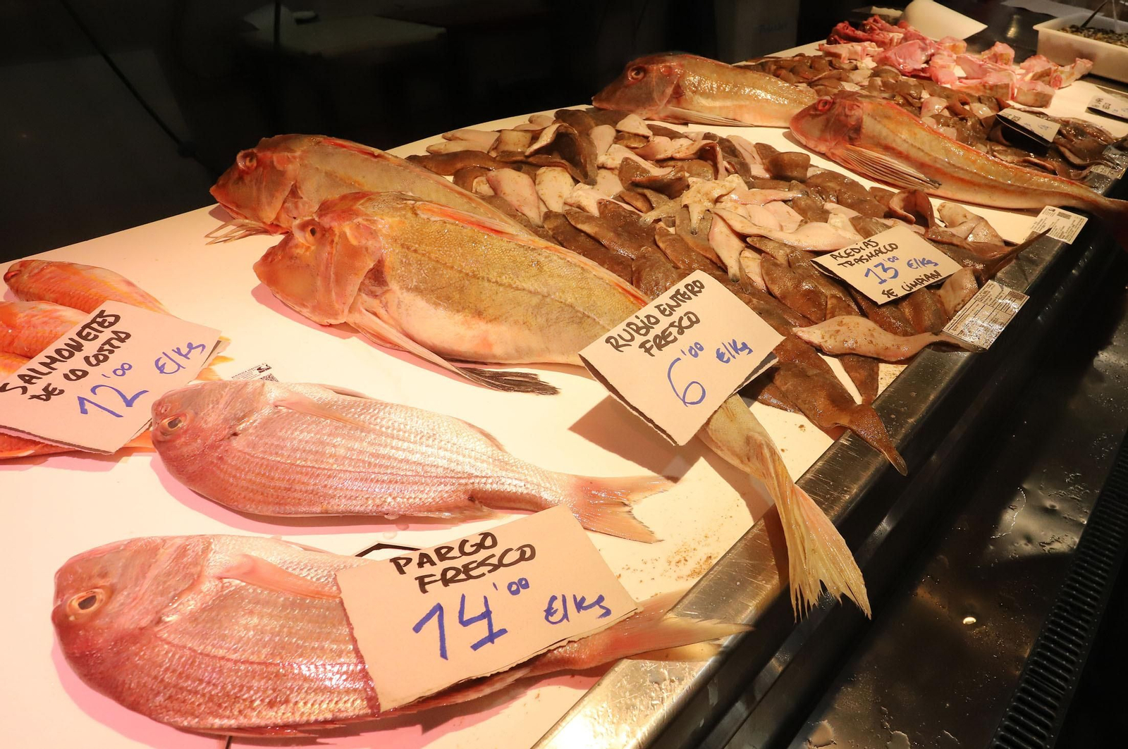 Imágenes del ambiente en el Mercado del Carmen en plena huelga de transportistas
