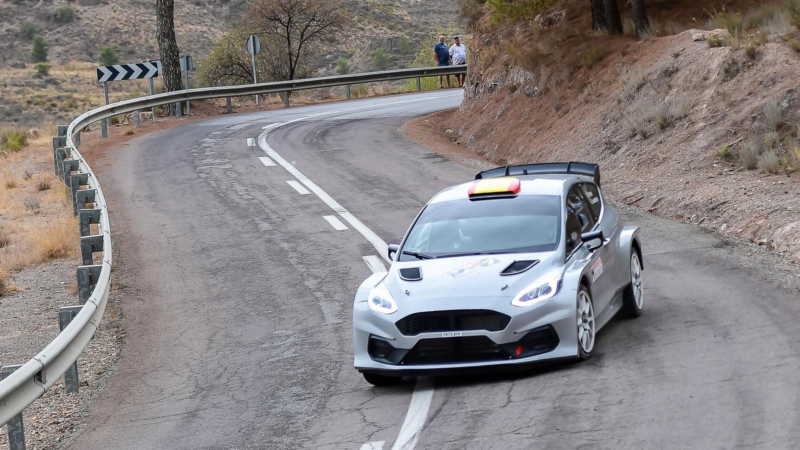 El vehículo de David Pérez y Alejandro Leseduarte a su paso por uno de los tramos del circuito.