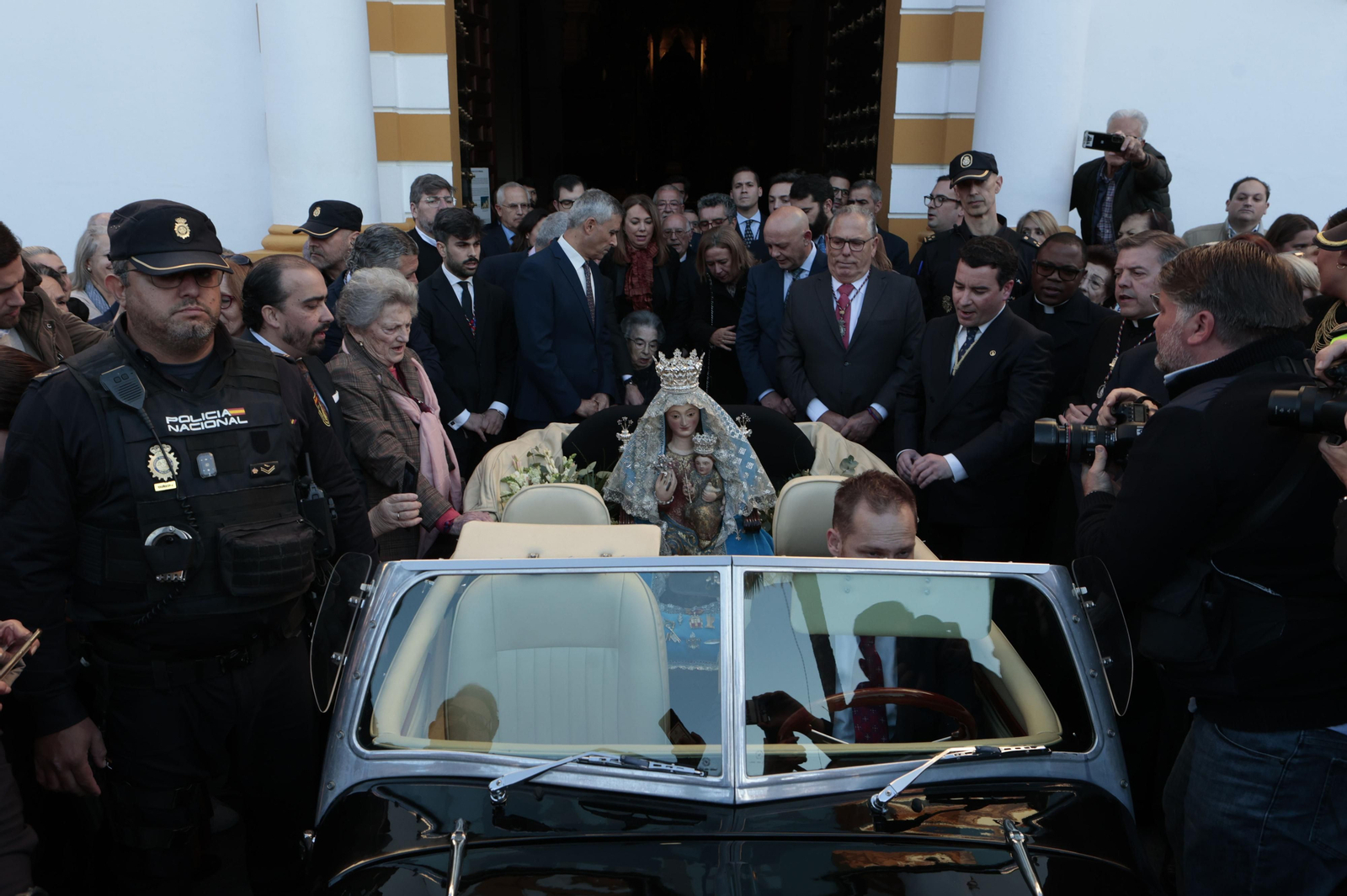 Las imágenes del traslado de la Virgen de Valme a la Catedral