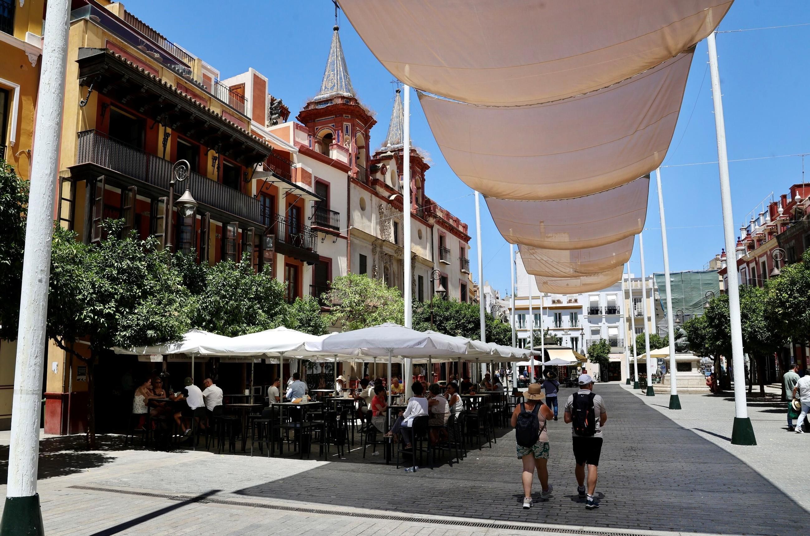 Retirados casi 30 veladores de siete establecimientos de la Plaza del Salvador
