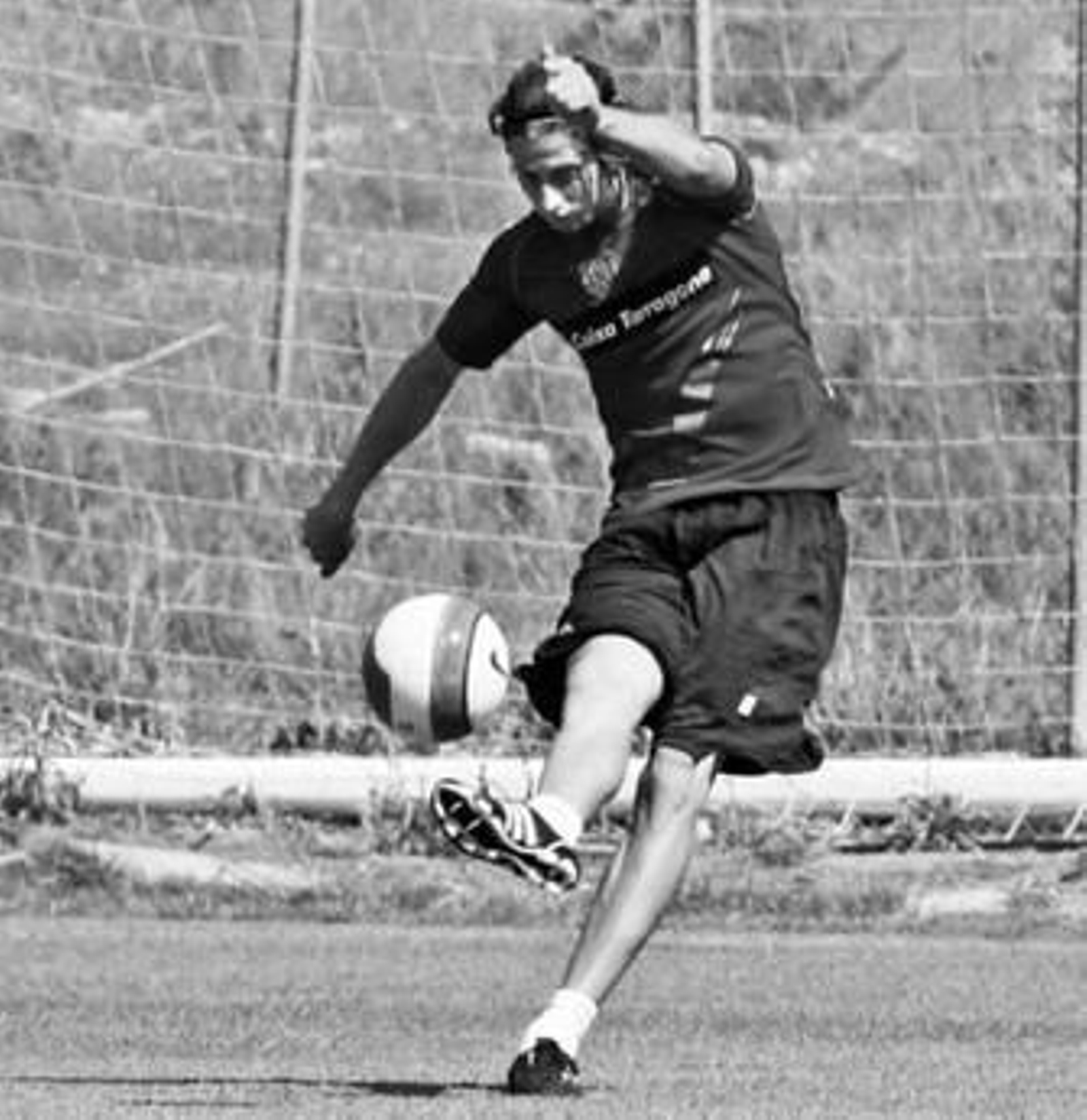 David Abraham golpea el balón en una sesión con el Nàstic.