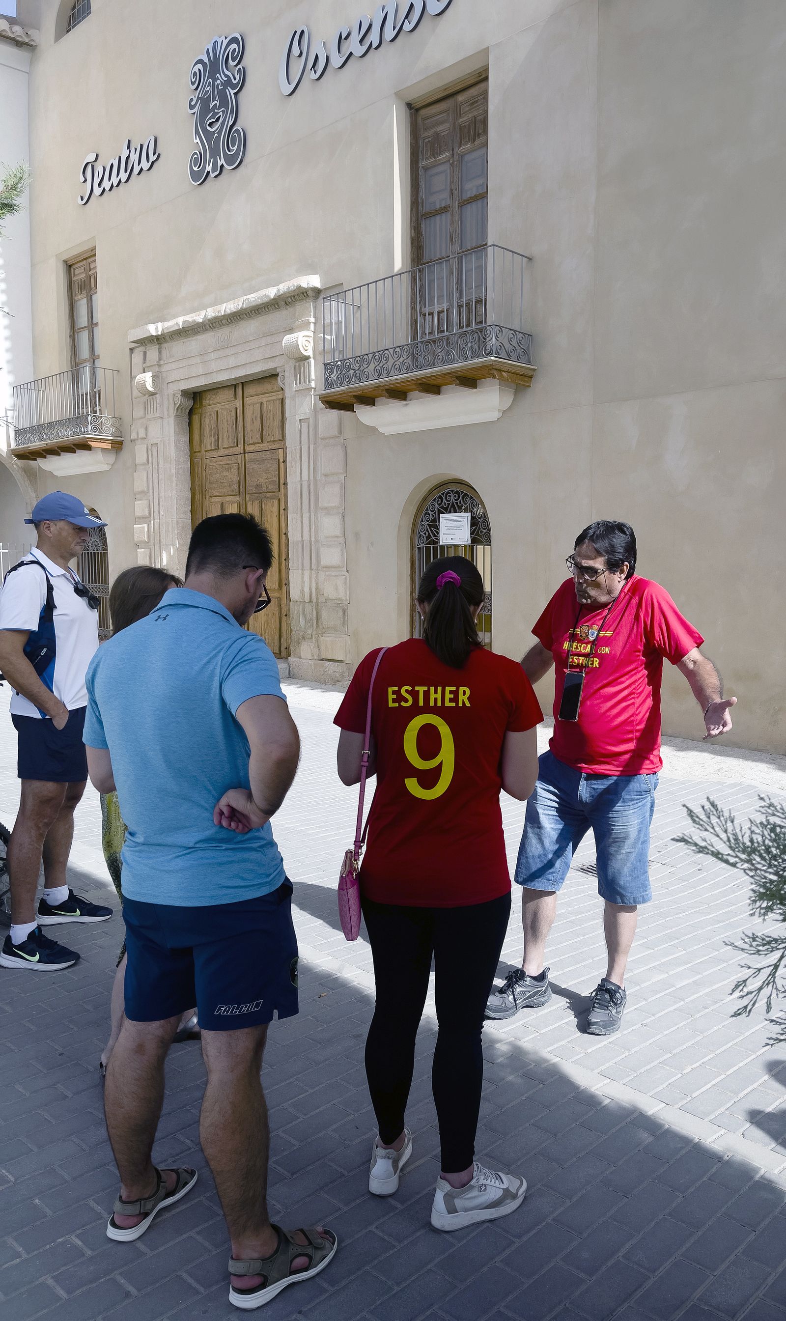 Huéscar arropa a su paisana desde el Teatro Oscense