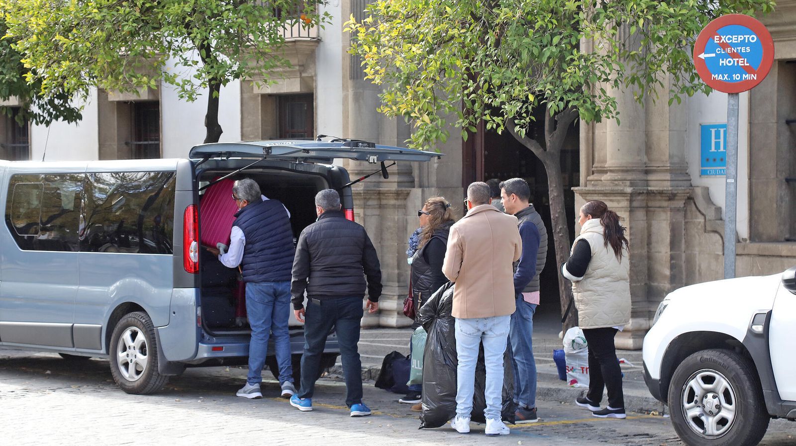 Turistas cargan las maletas a la salida de un hotel, en Jerez.