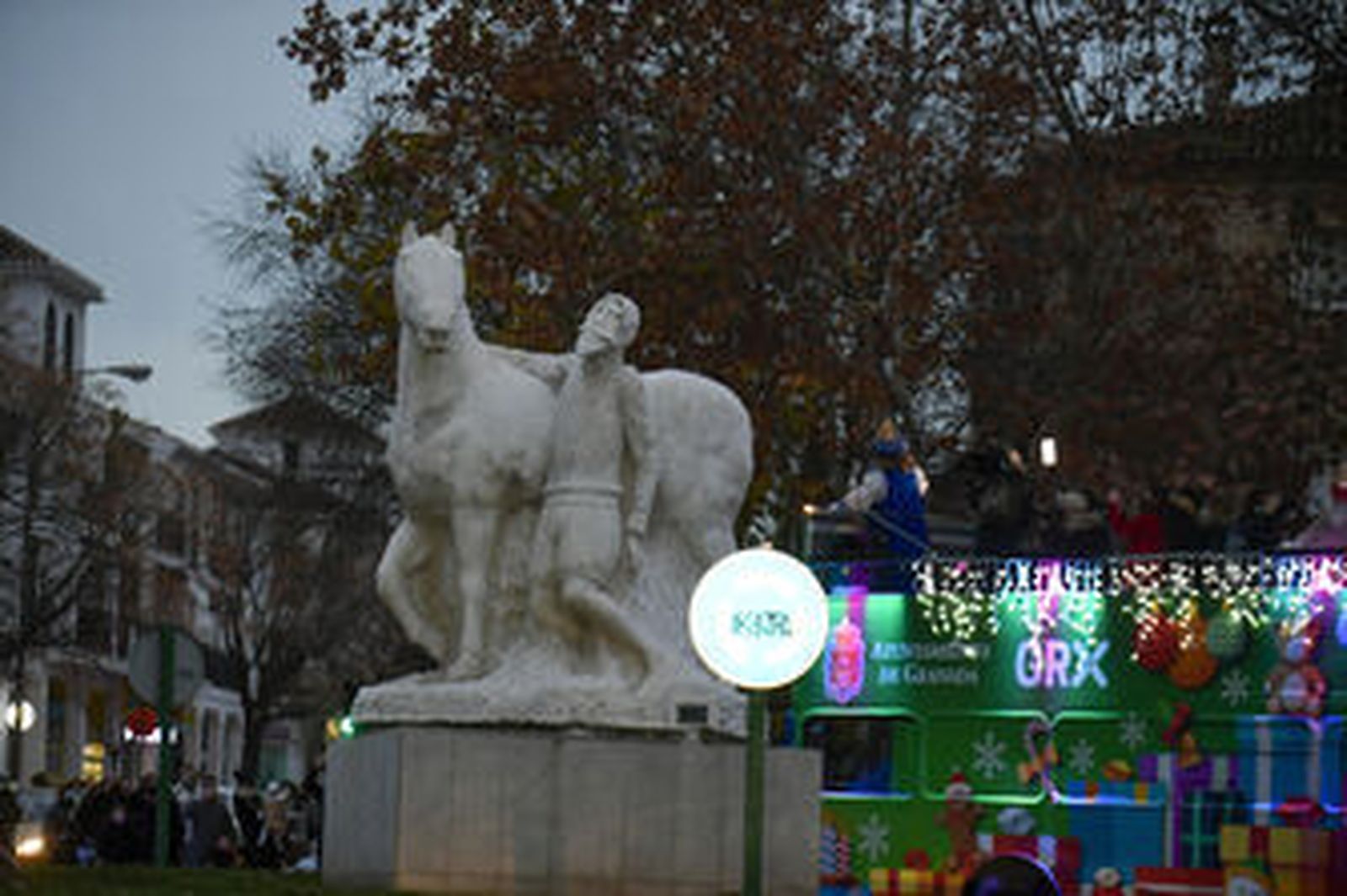 Fotos: así ha sido el recorrido en autobús de los Reyes Magos por Granada