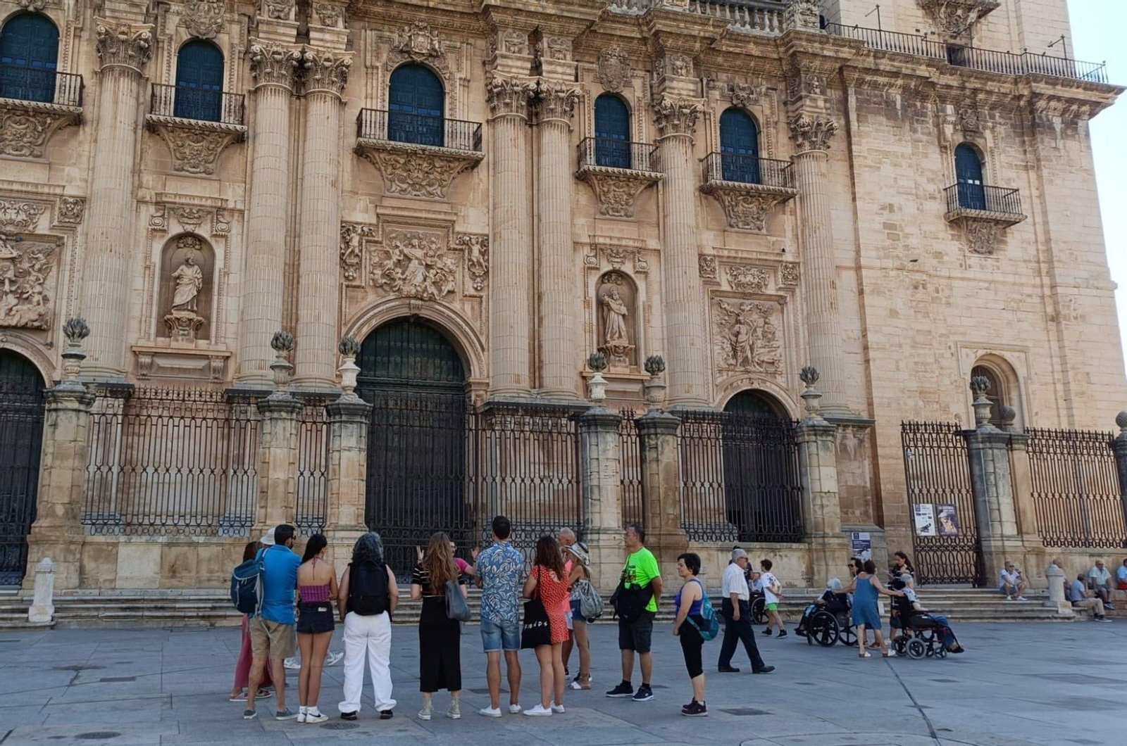 Turistas frente a la Catedral de Jaén.