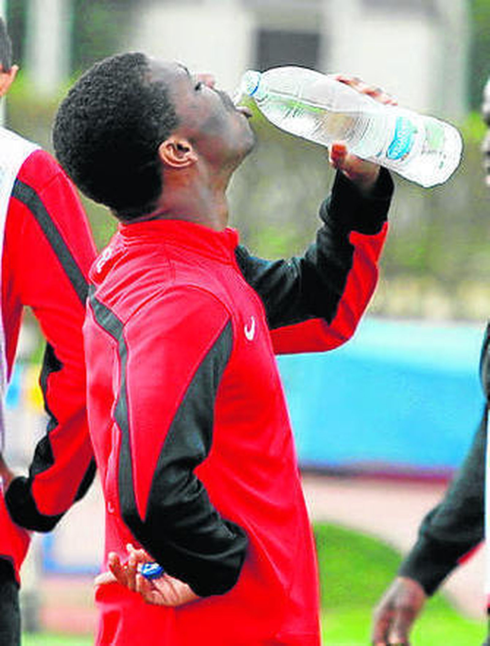 Kalu Uche bebe agua en un receso.