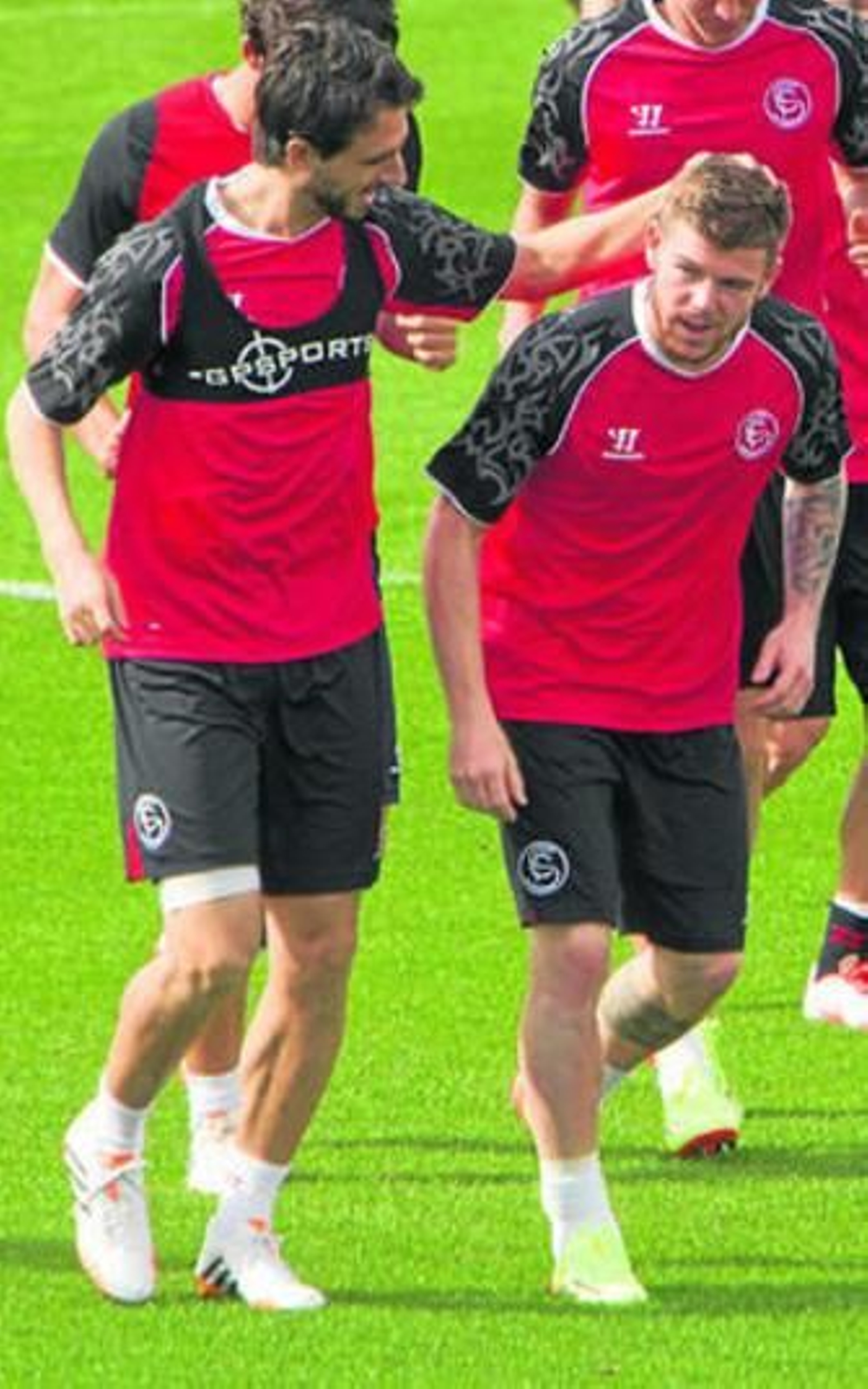 Alberto Moreno recibe una broma de Nico Pareja durante un entrenamiento.