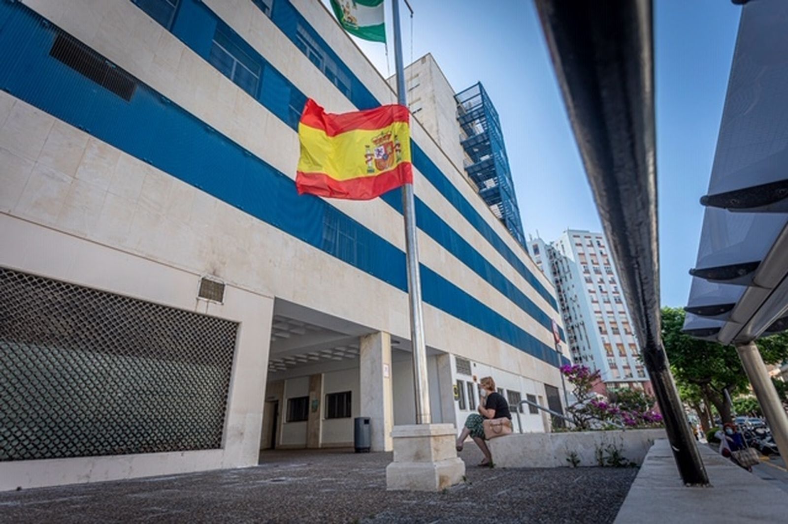 Imagen exterior del Puerta del Mar con la bandera de España a media asta.
