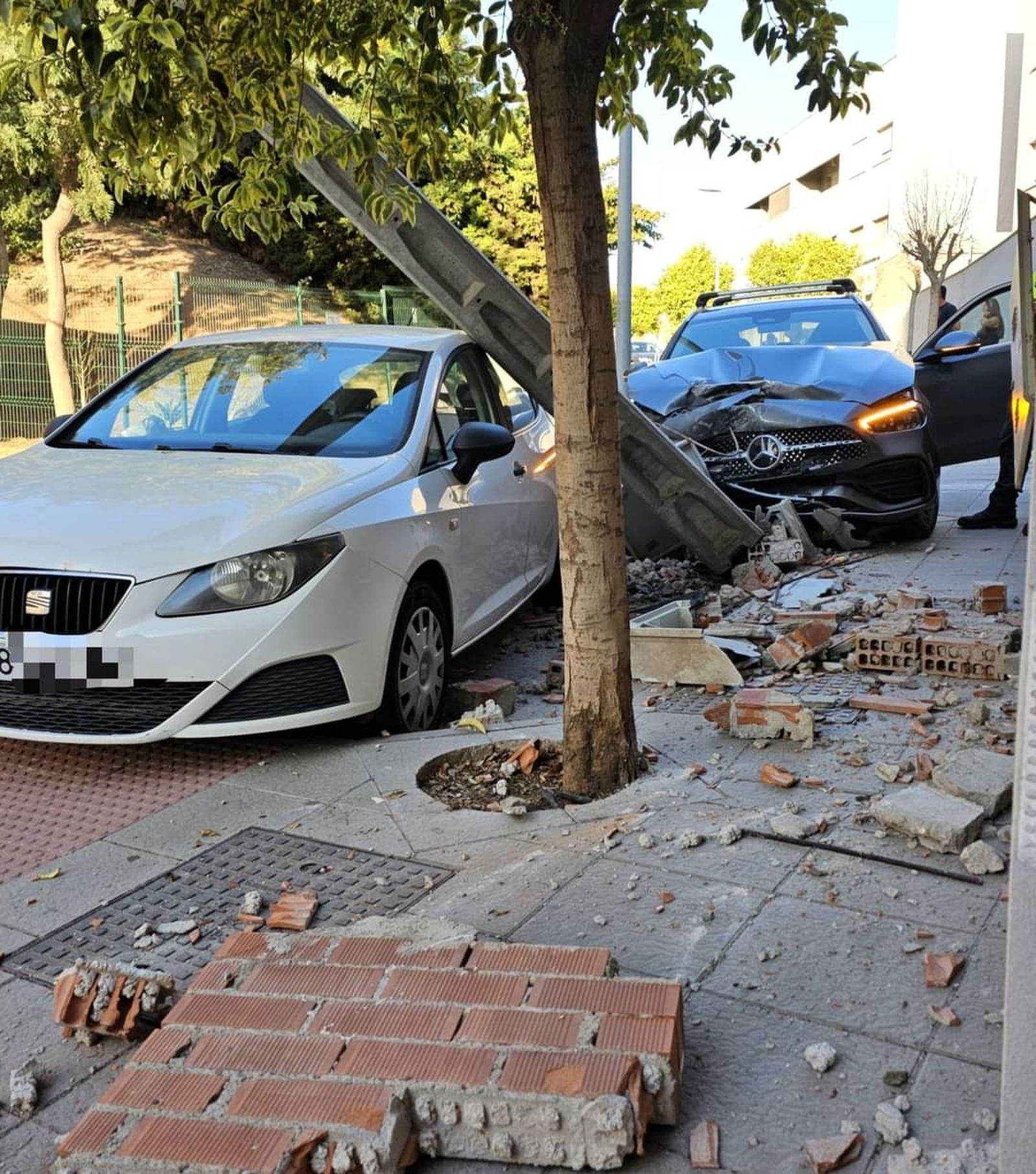 Destrozos provocados en la calle Sevillana, en Algeciras.