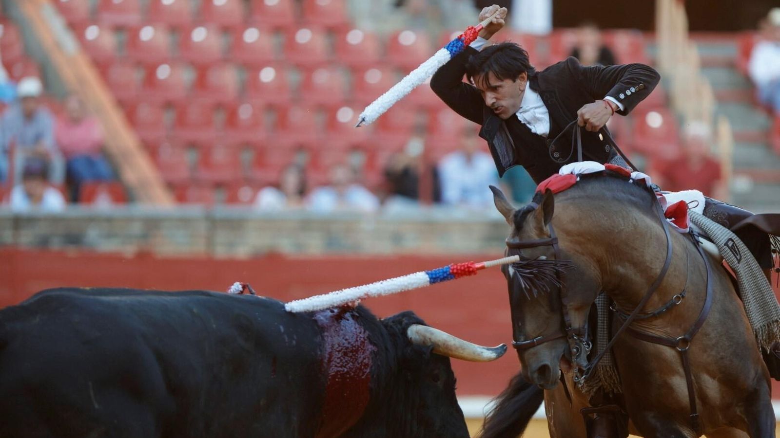 Diego Ventura se dispone a banderillear al segundo de su lote.