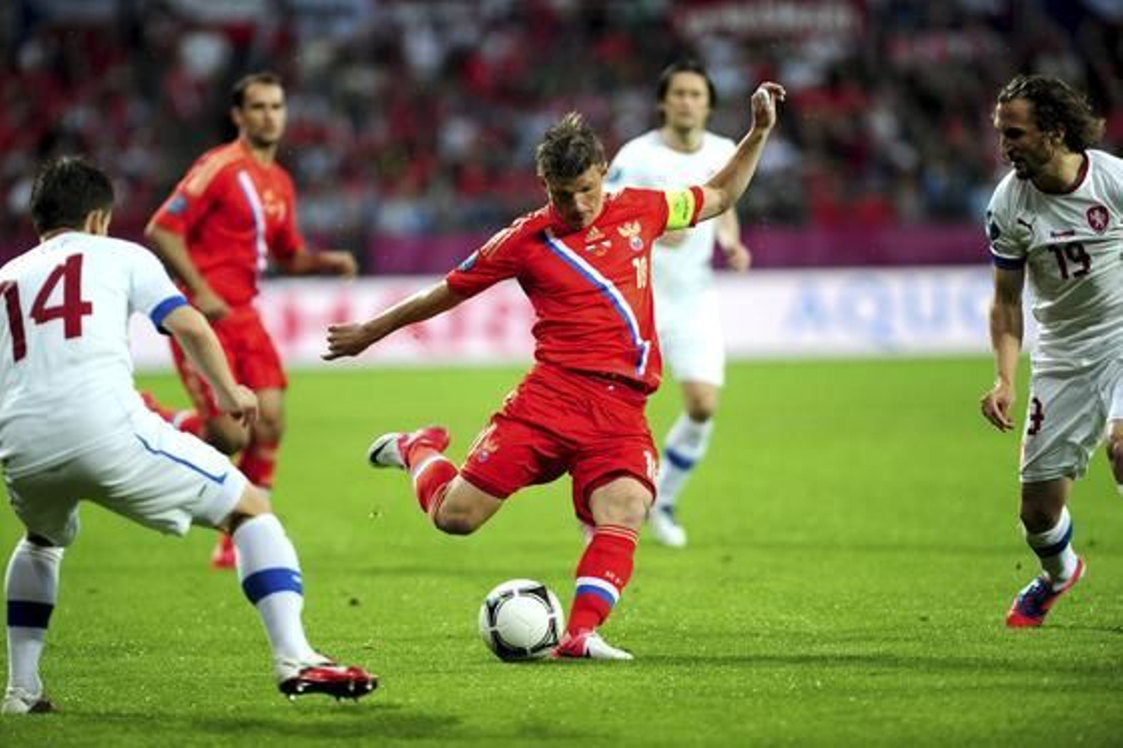 Rusia golea a la República Checa por 4-1 y se convierte en líder sólido del Grupo A.

Foto: EFE