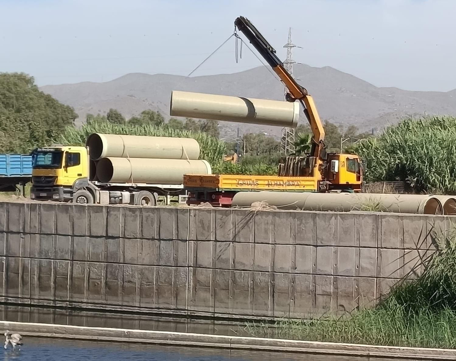 Camiones retirando los tubos este jueves.