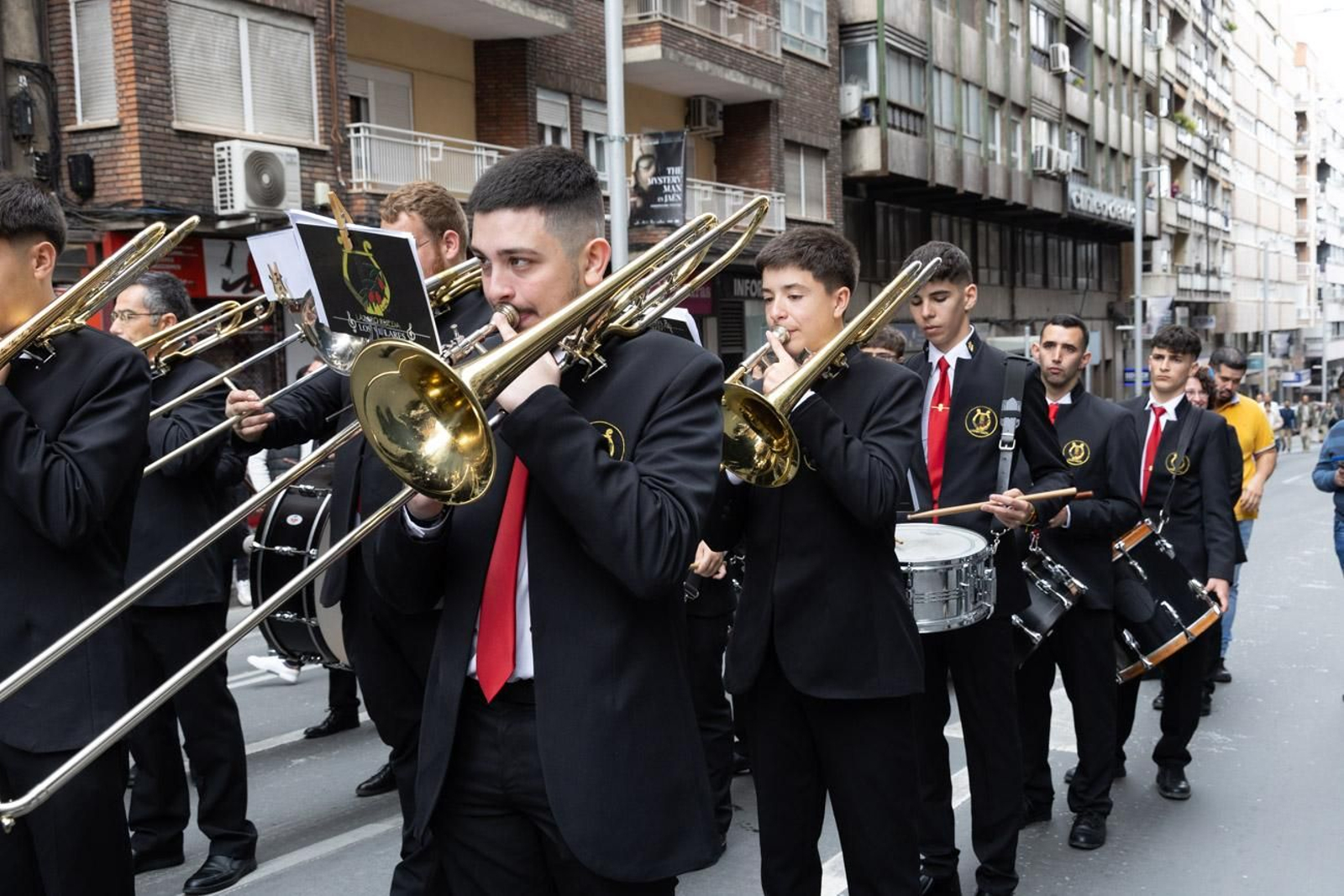 Los jiennenses se echan a la calle para presenciar la primera de las procesiones de la jornada: la Borriquilla (I)