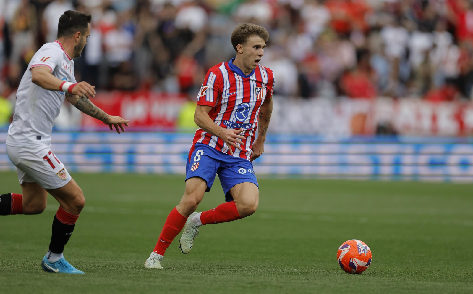 Saúl Ñíguez sigue con la mirada a Pablo Barrios, aunque no llegó ni a estorbar su disparo.